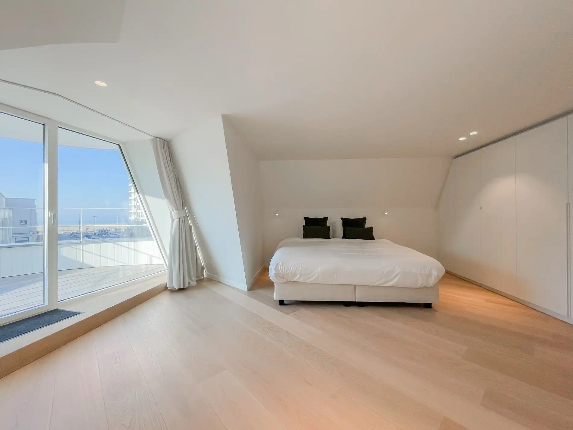 Exclusieve villa: Uitzonderlijk volledig gerenoveerde villa met frontaal zeezicht. foto 43