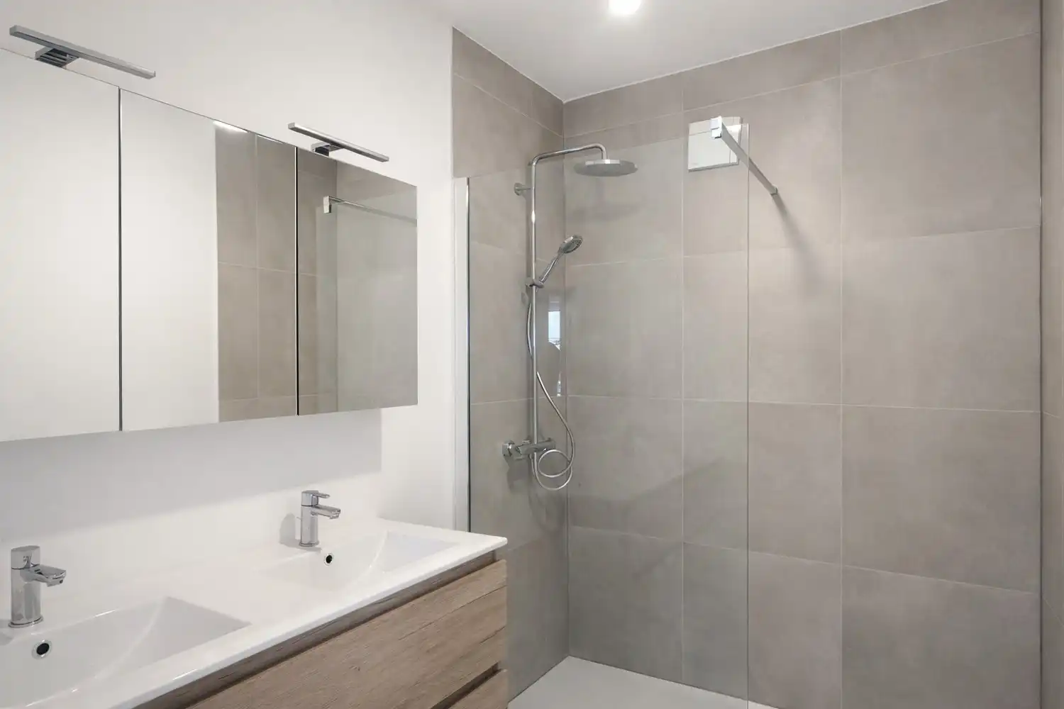 Volledig gerenoveerd 2-slaapkamer appartement in Aartselaar! foto 10