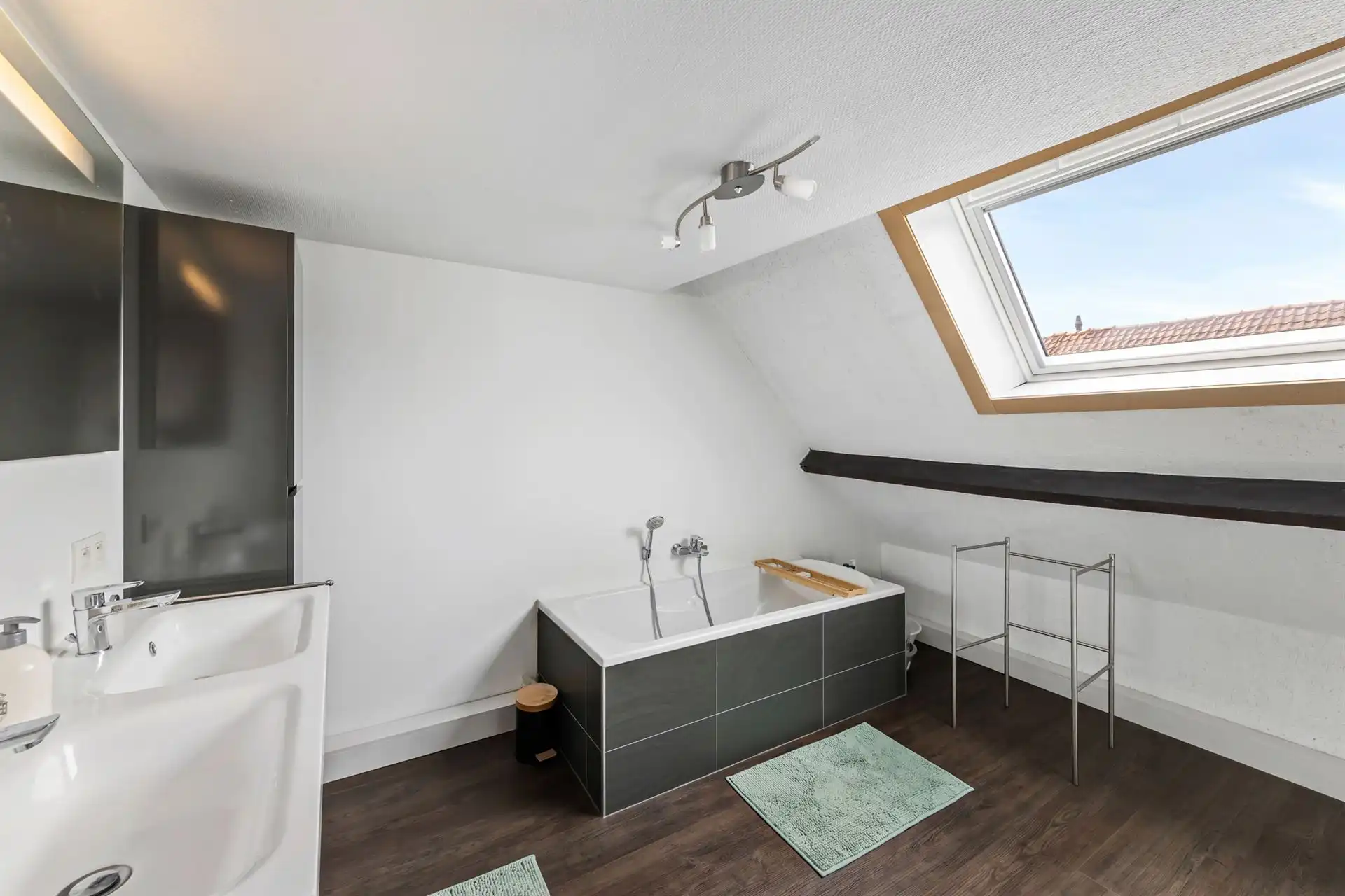 TOPGELEGEN commercieel handelspand met appartement. foto 18
