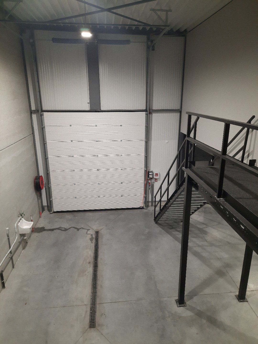 Hoogwaardig KMO-bedrijfsgebouw 187 m² met mezzanine in strategische bedrijventerrein (Winterslag-Genk). foto 7