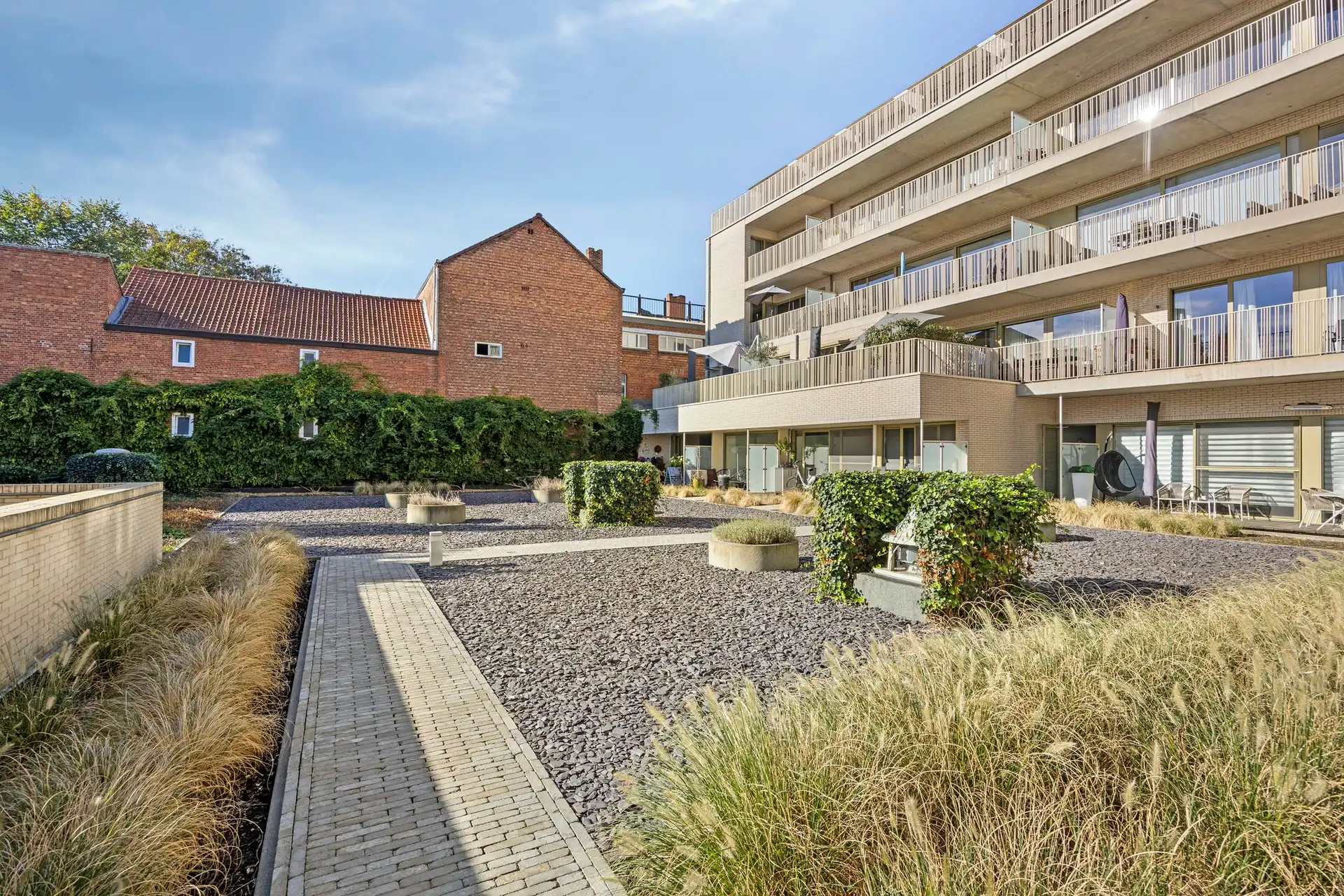 Lichtrijk gelijkvloers appartement met aparte toegang, 2 slaapkamers en plafonds van ca. 3 m foto 14