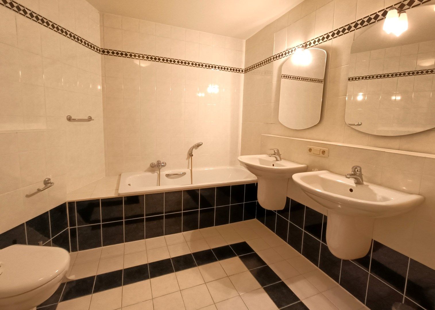 RUIM APPARTEMENT MET AUTOSTAANPLAATS foto 6