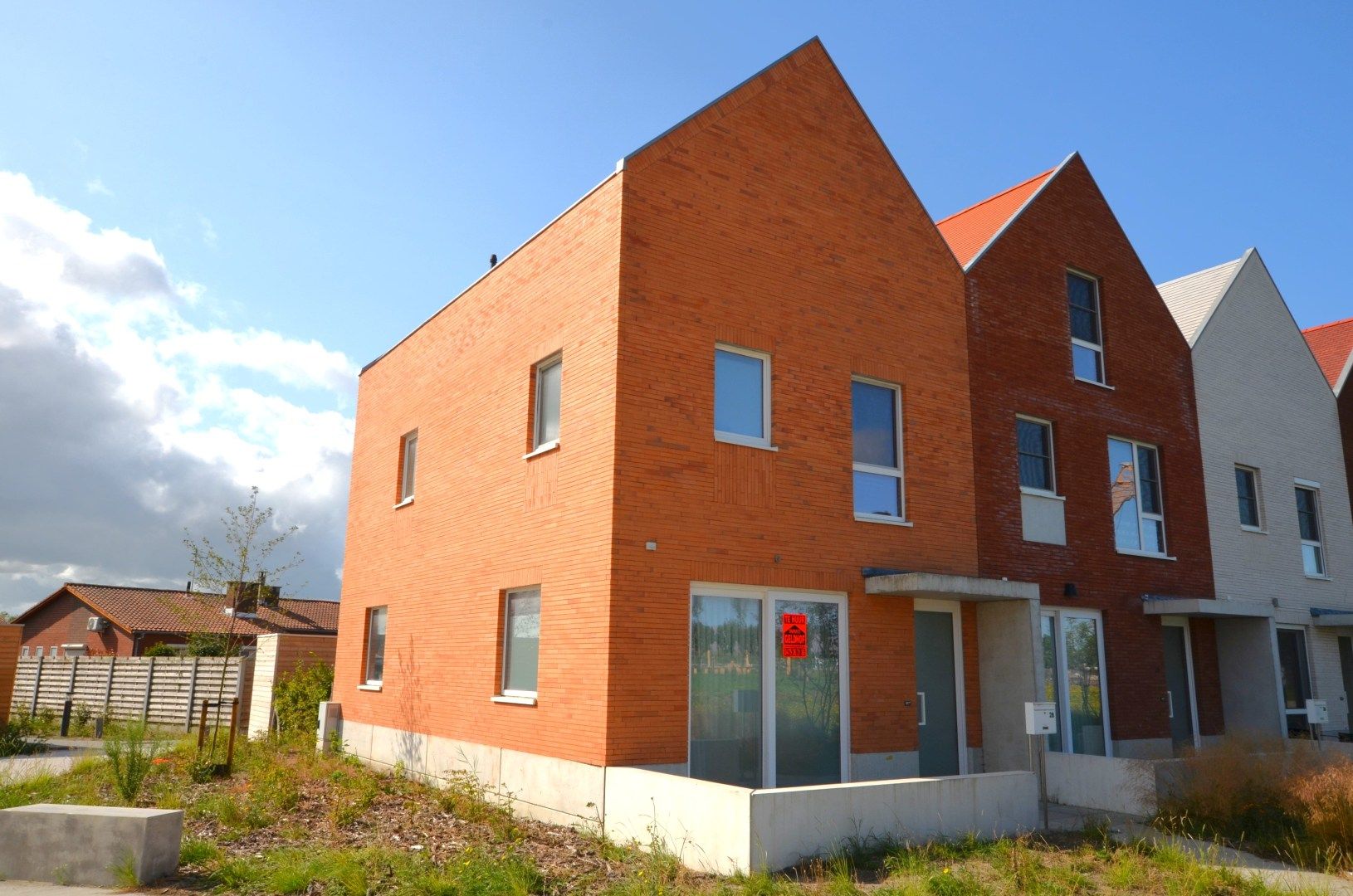 Woning met 2 auto-staanplaatsen foto 1
