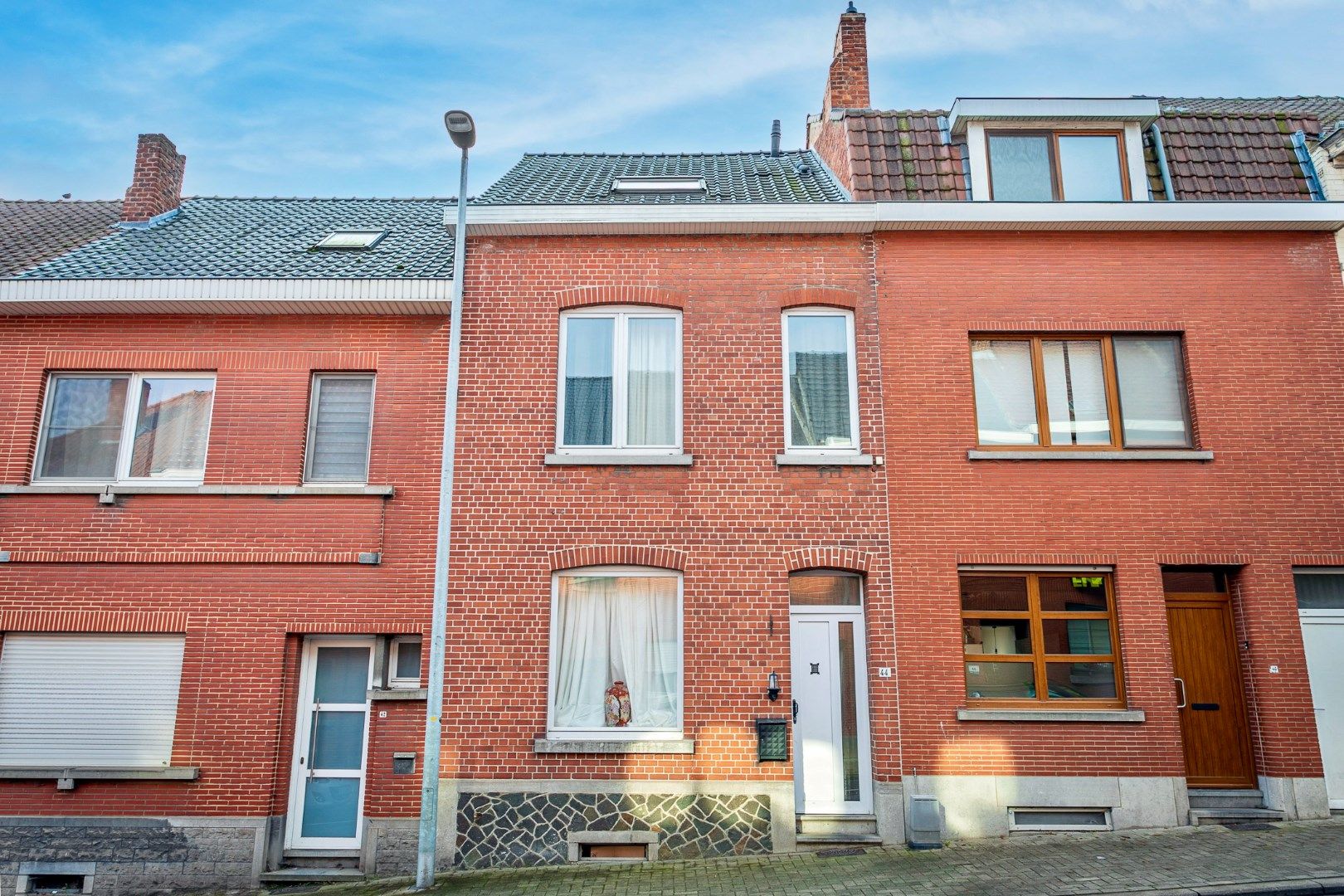 Instapklare woning met 4 slpks en ruime tuin te Lembeek foto {{pictureIndex}}