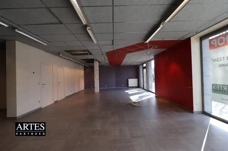 Handelspand van 122 m² in Genk-centrum, tegenover Shopping 1 foto 3