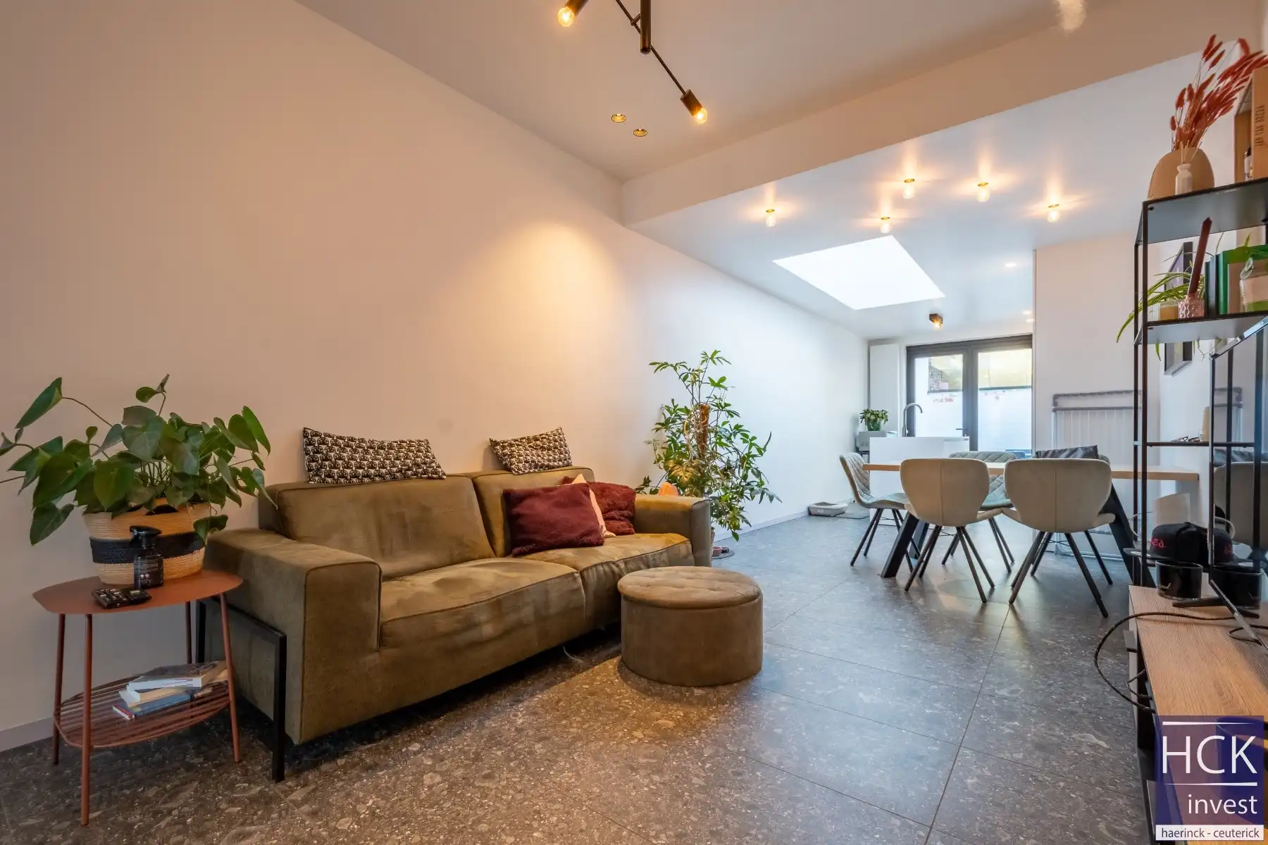 KORTRIJK - Instapklare woning met 2 SLPK. + bureau én stadskoer foto 4