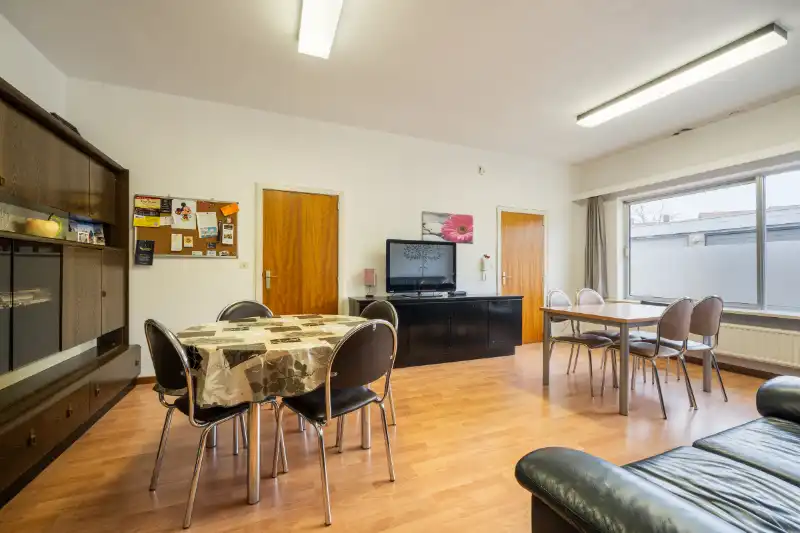 Gelijkvloers appartement met handelsruimte en parking nabij centrum Roeselare foto 5