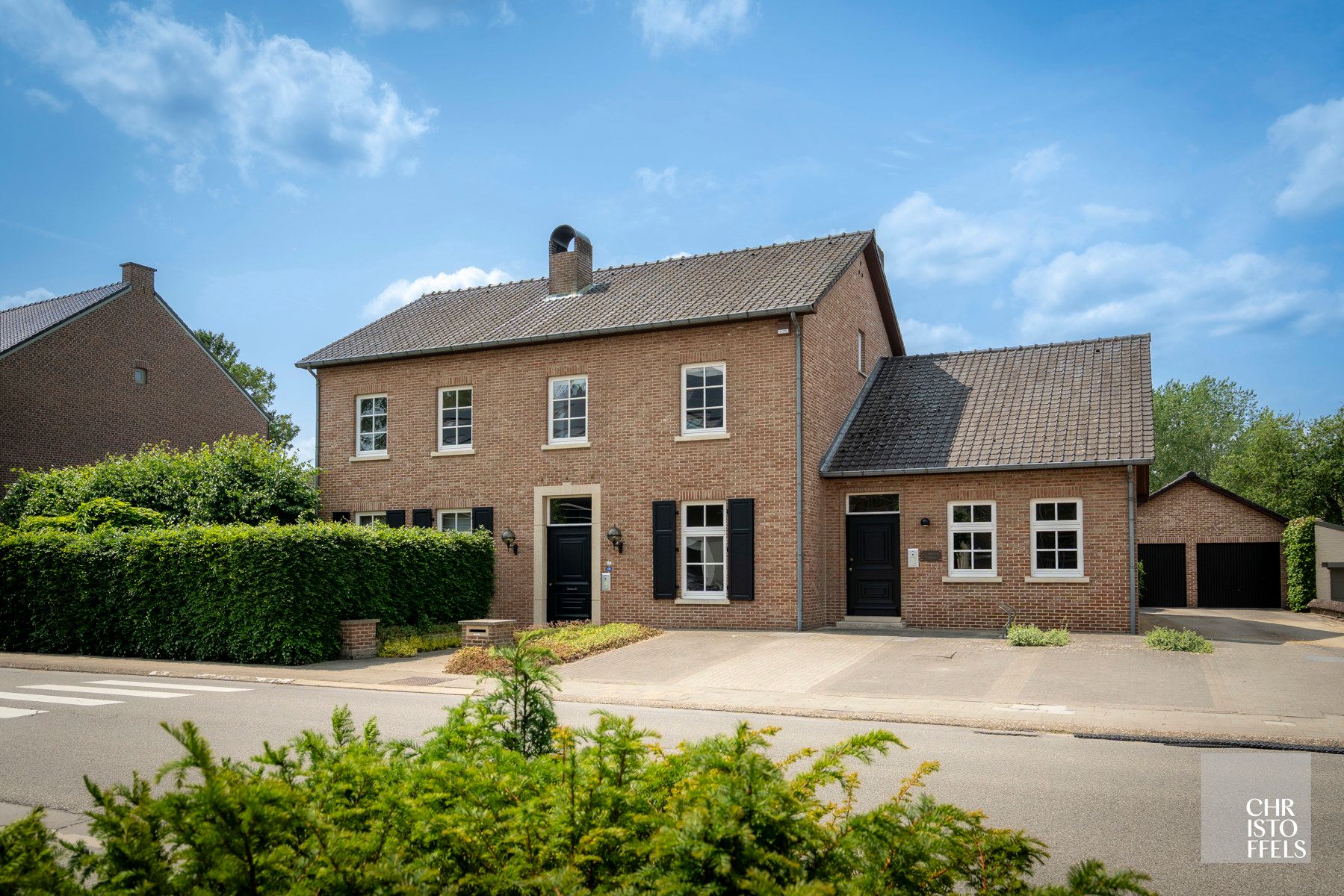 Riante vrijstaande woning mét praktijkruimte in het centrum van Opgrimbie!  foto 2