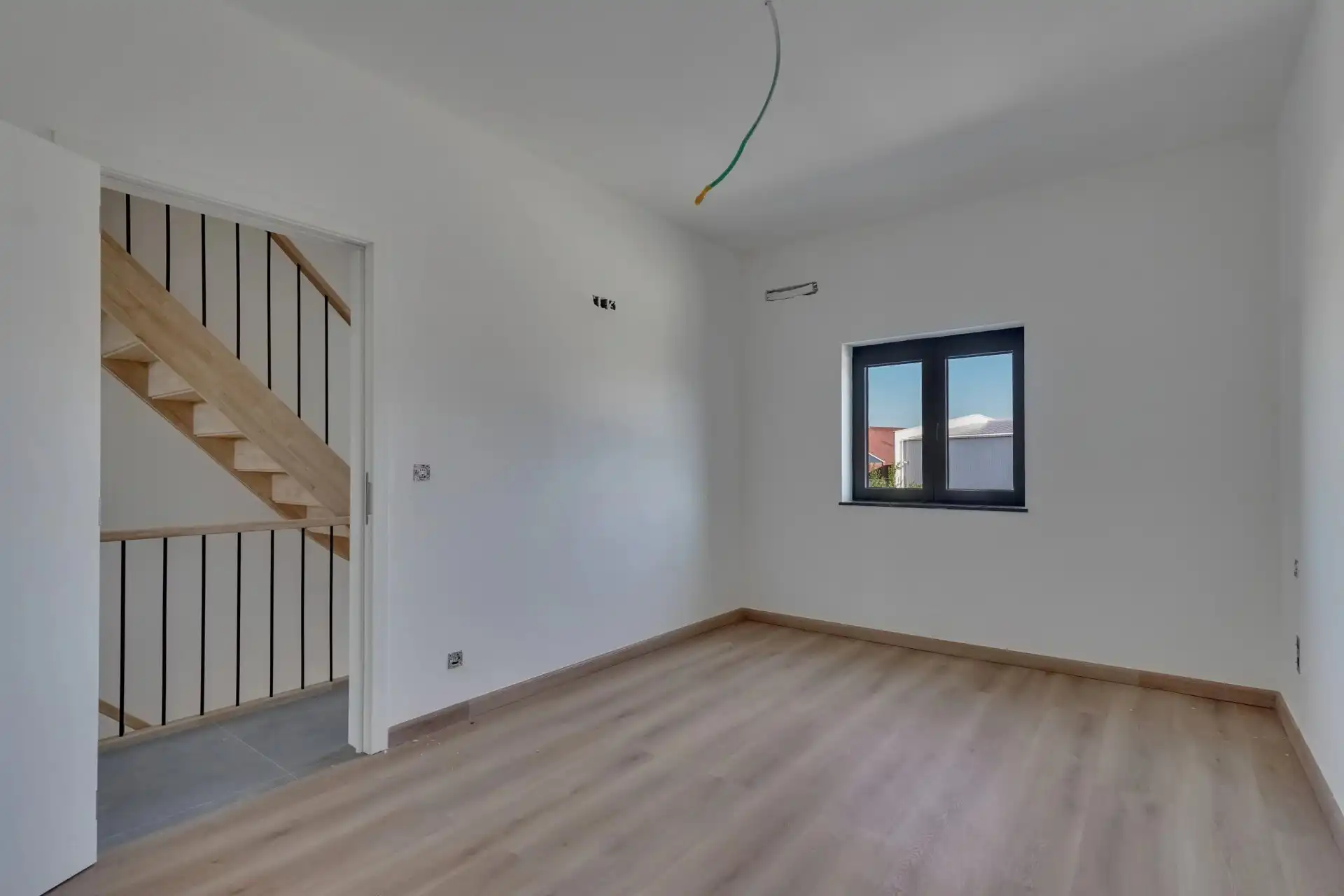 Ruime, volledig gerenoveerde woning aan de stadsrand foto 16