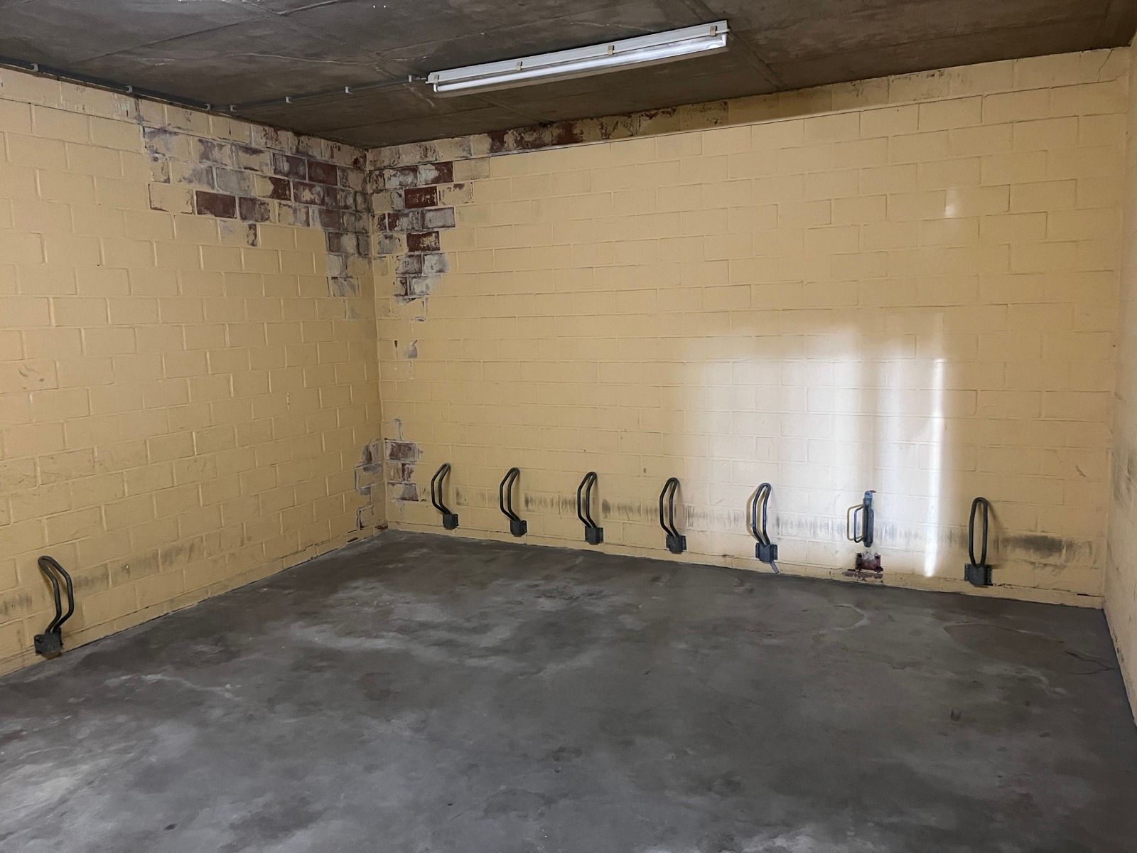 Opsplitsbare polyvalente handelsruimte met parking foto 12