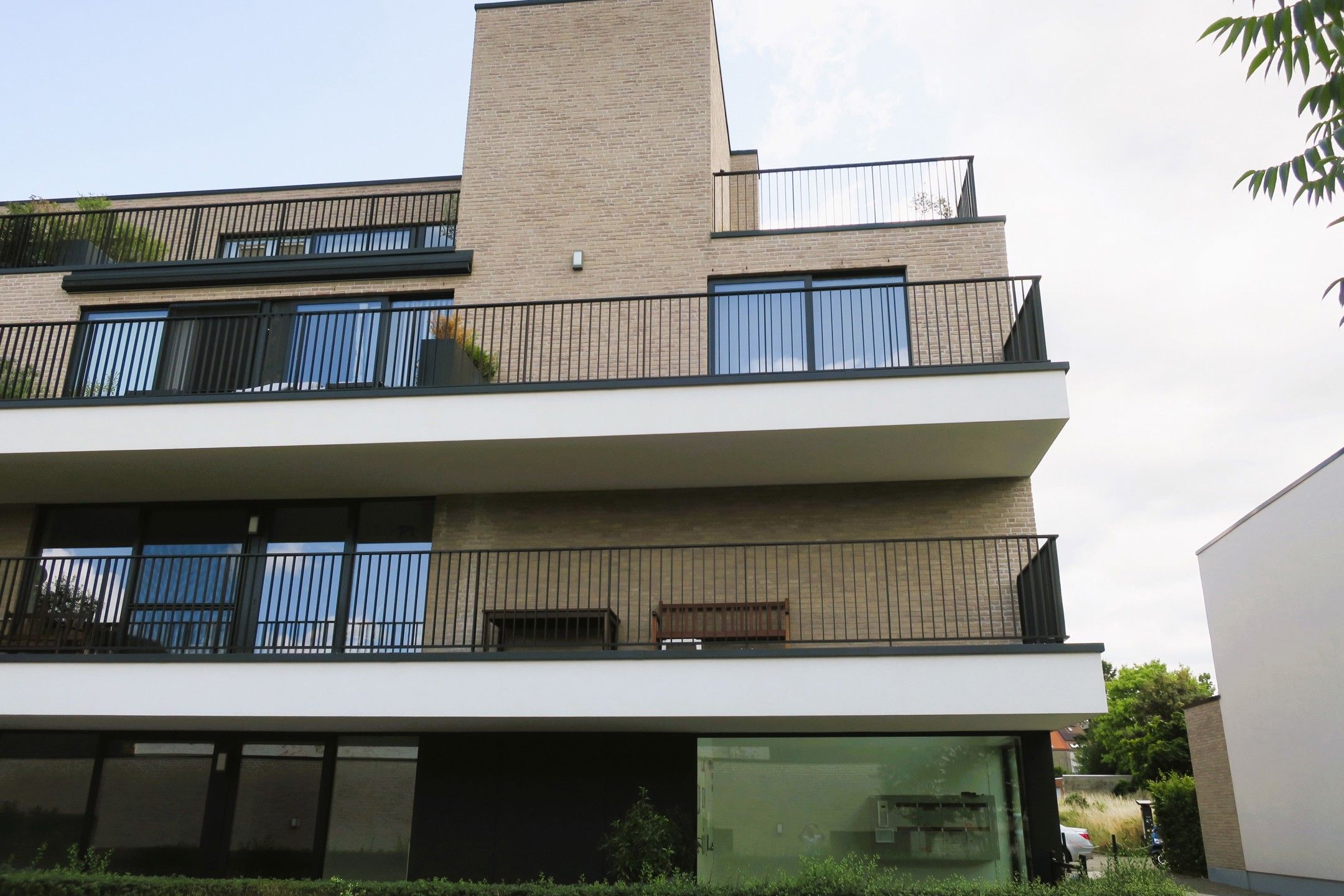 Nieuwbouwappartement met 1 slaapkamer, terras en garage foto 4