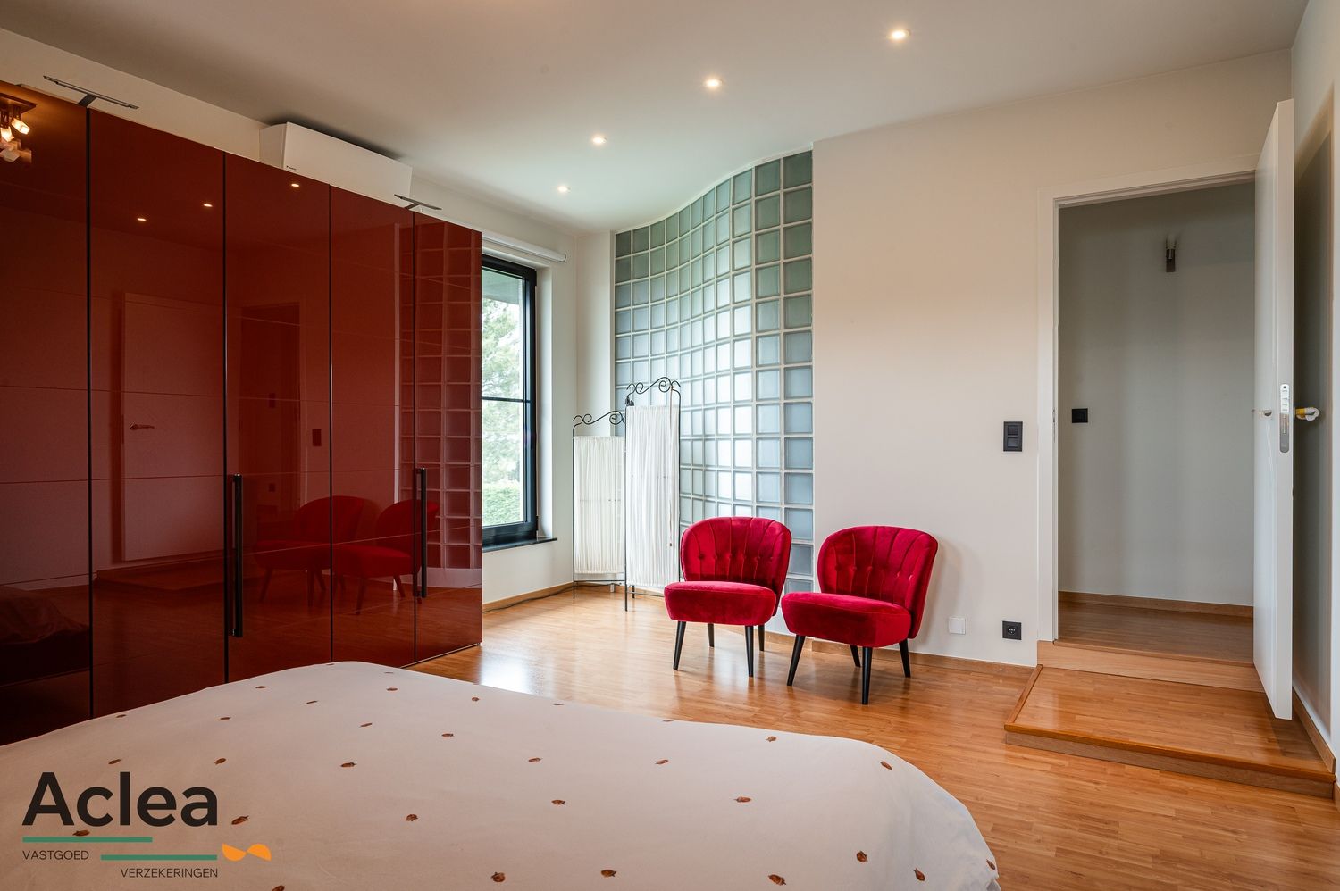 Moderne instapklare villa met zwembad en poolhouse foto 28