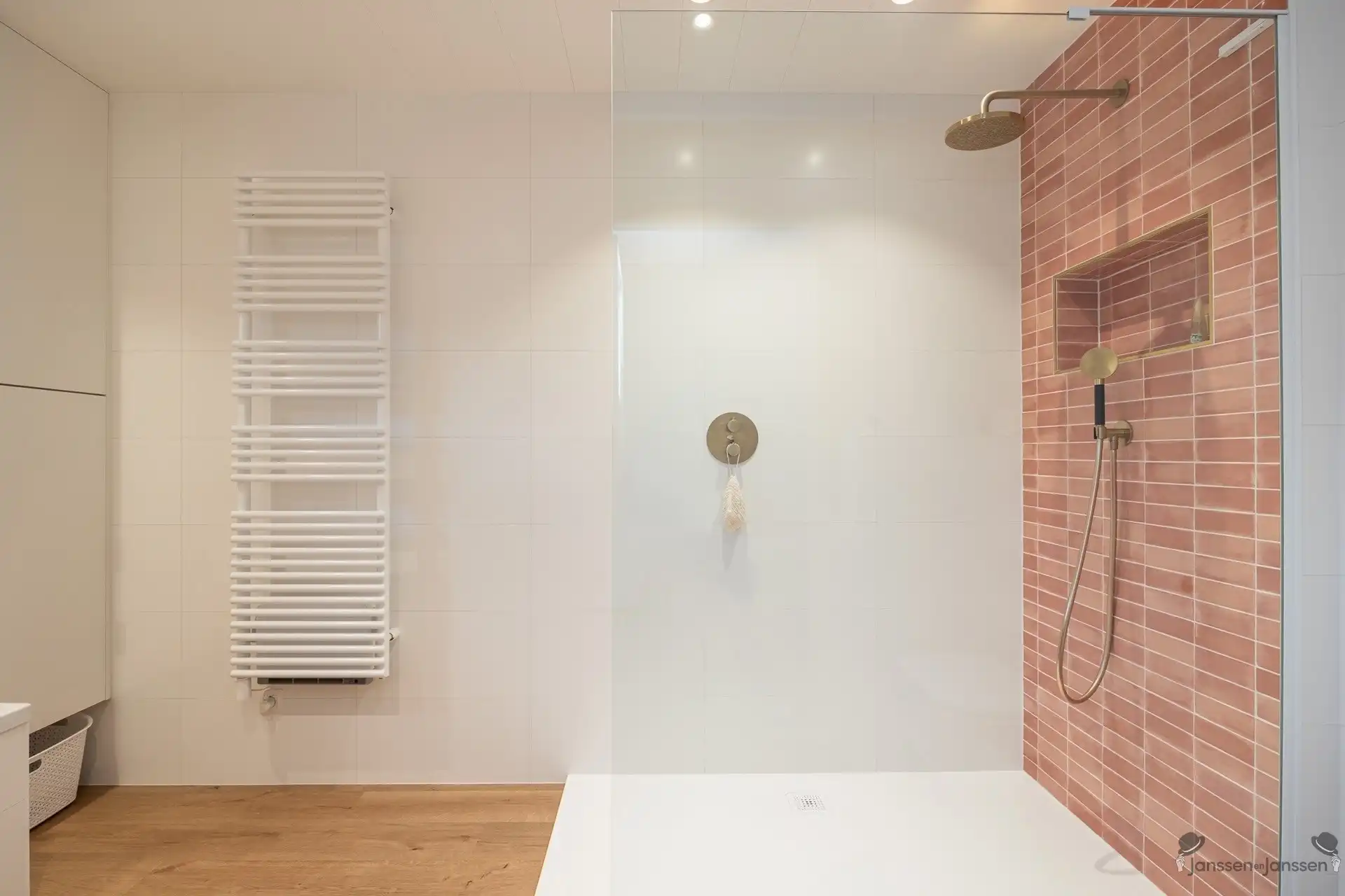 Volledig gerenoveerd herenhuis met 4 slaapkamers, terras,  zonnepanelen en EPC B foto 11