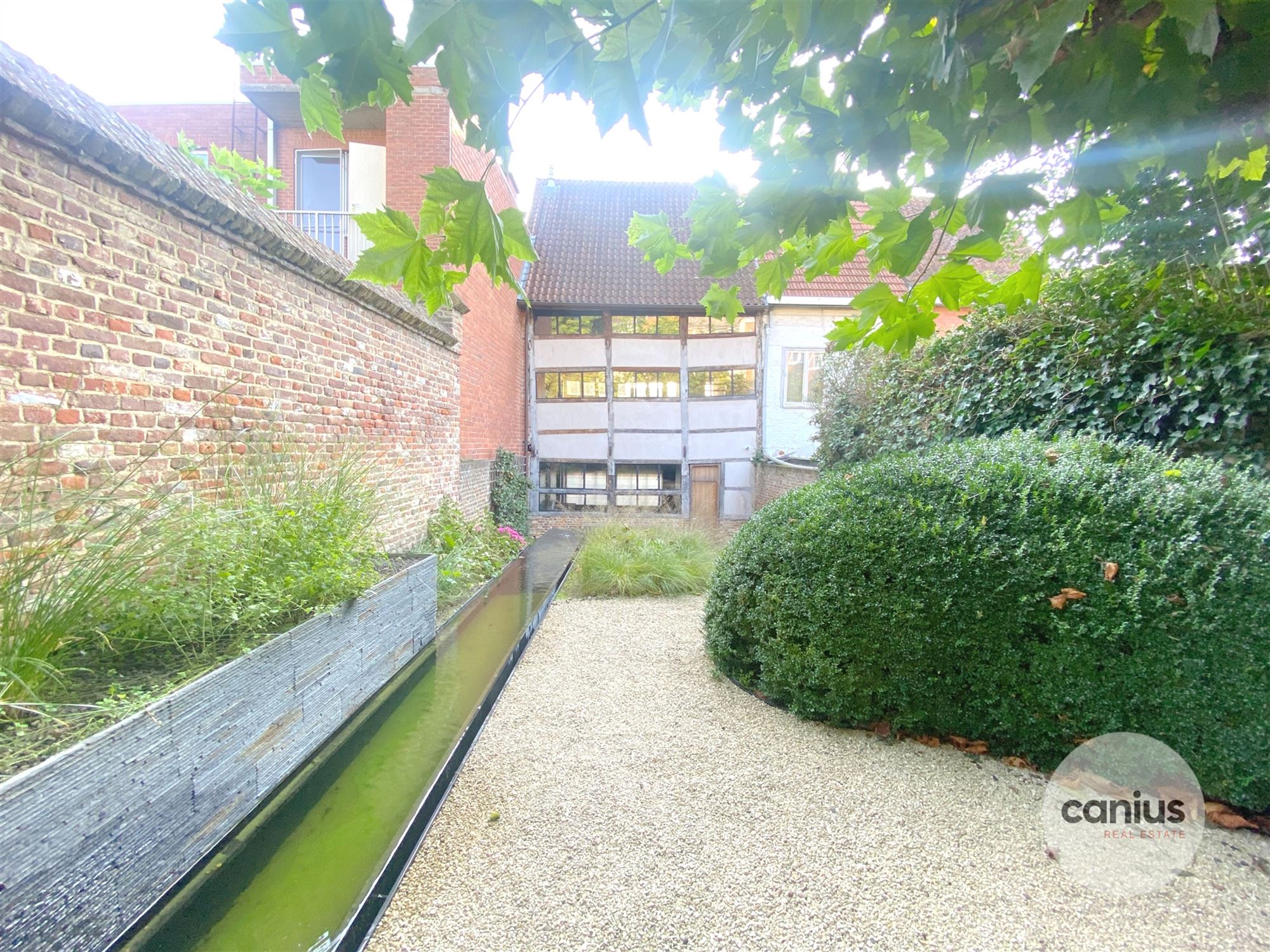 KARAKTERVOLLE WONING MET IDYLLISCHE STADSTUIN IN HARTJE SINT-TRUIDEN foto 1