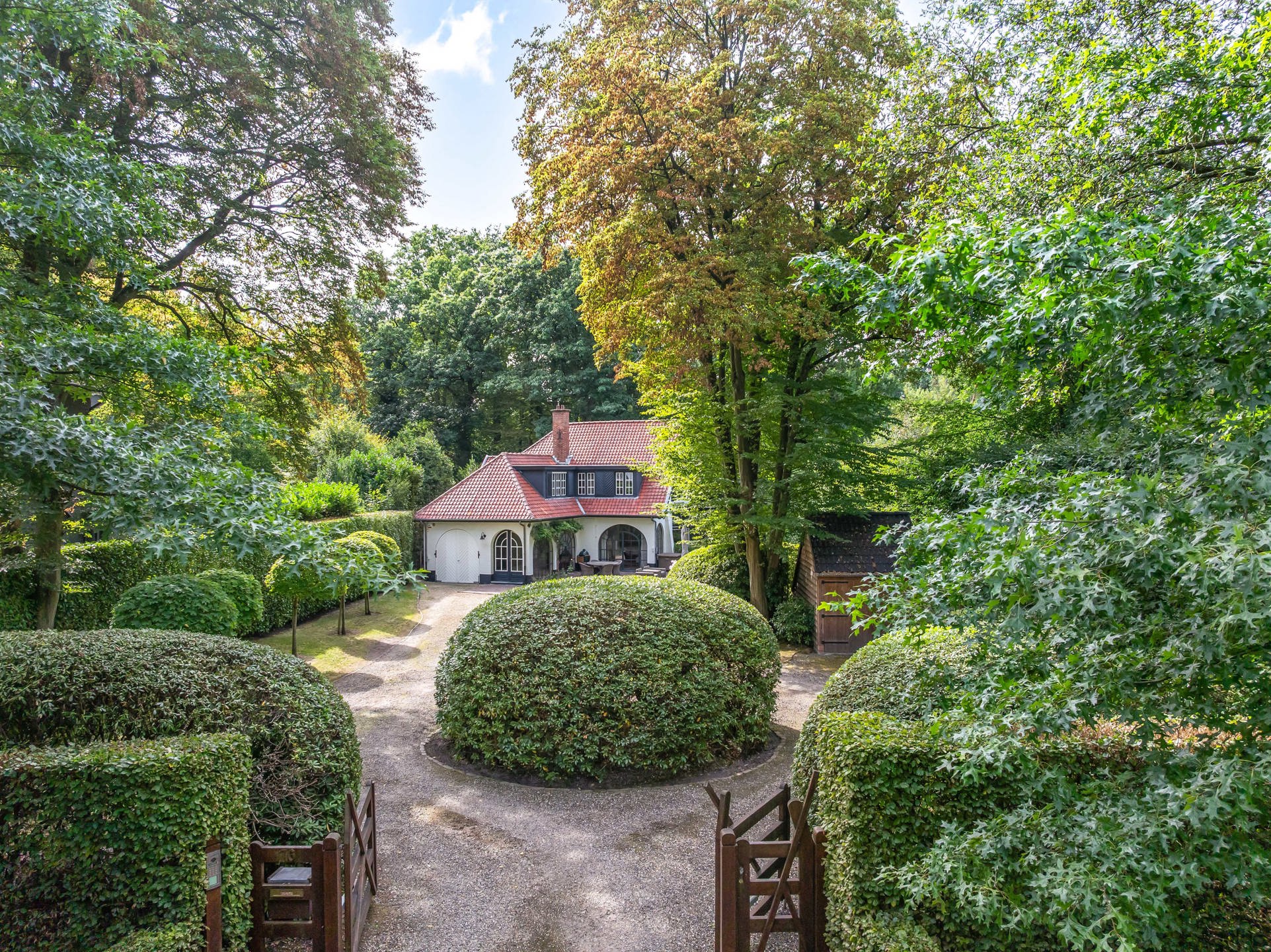 Karaktervolle villa op ca 1.780 m² met bijgebouw en garage foto 5