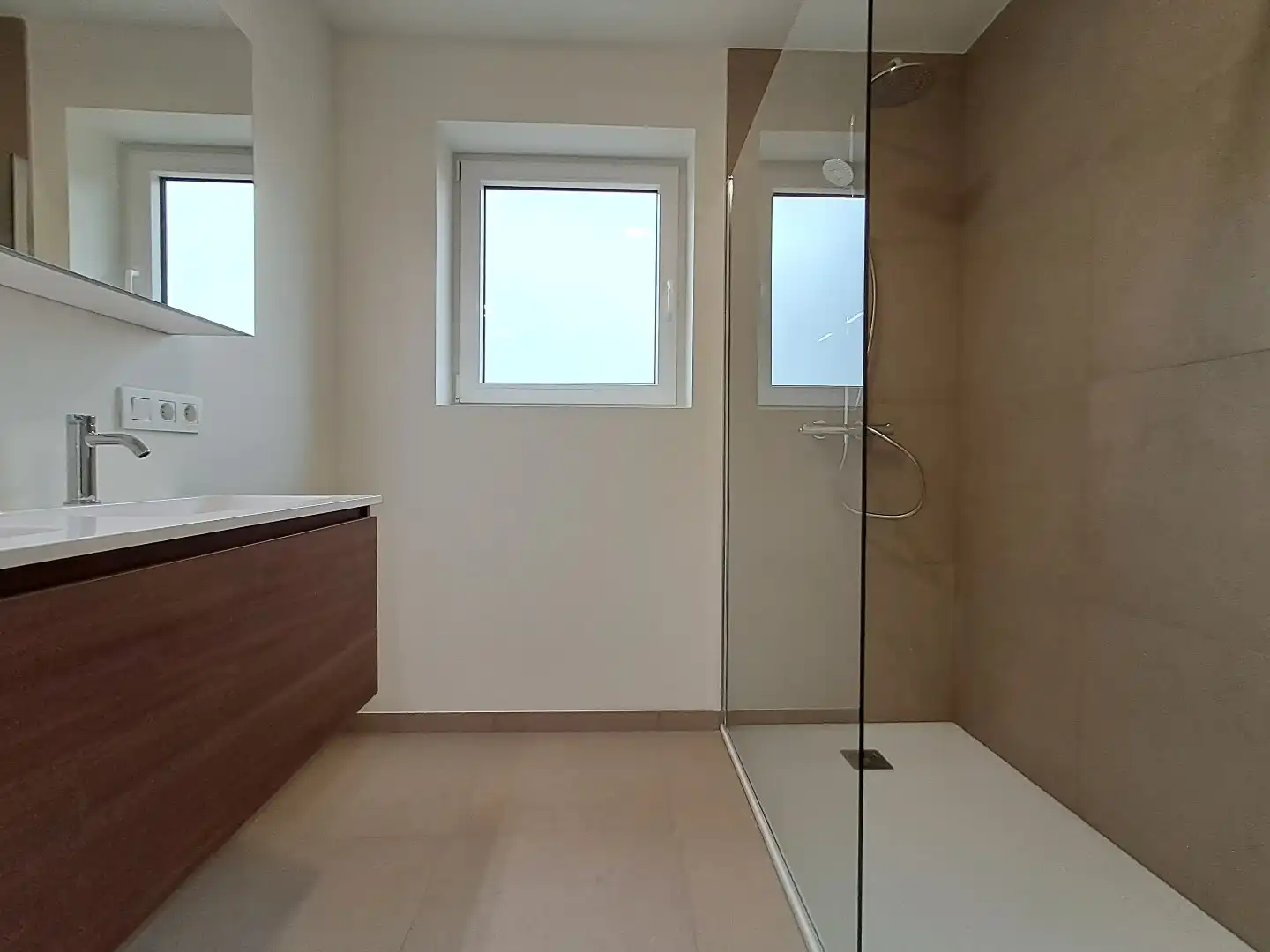 Ruim appartement met 2 terrassen! foto 12