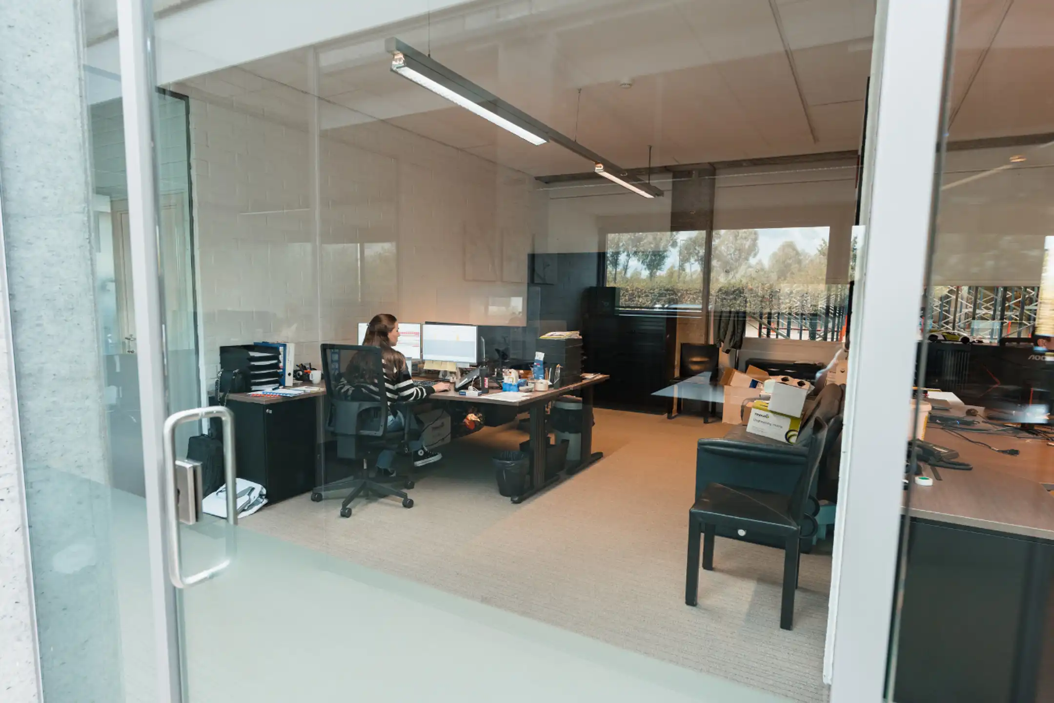 Modern bedrijfsgebouw langs E17 in Zwijndrecht foto 20