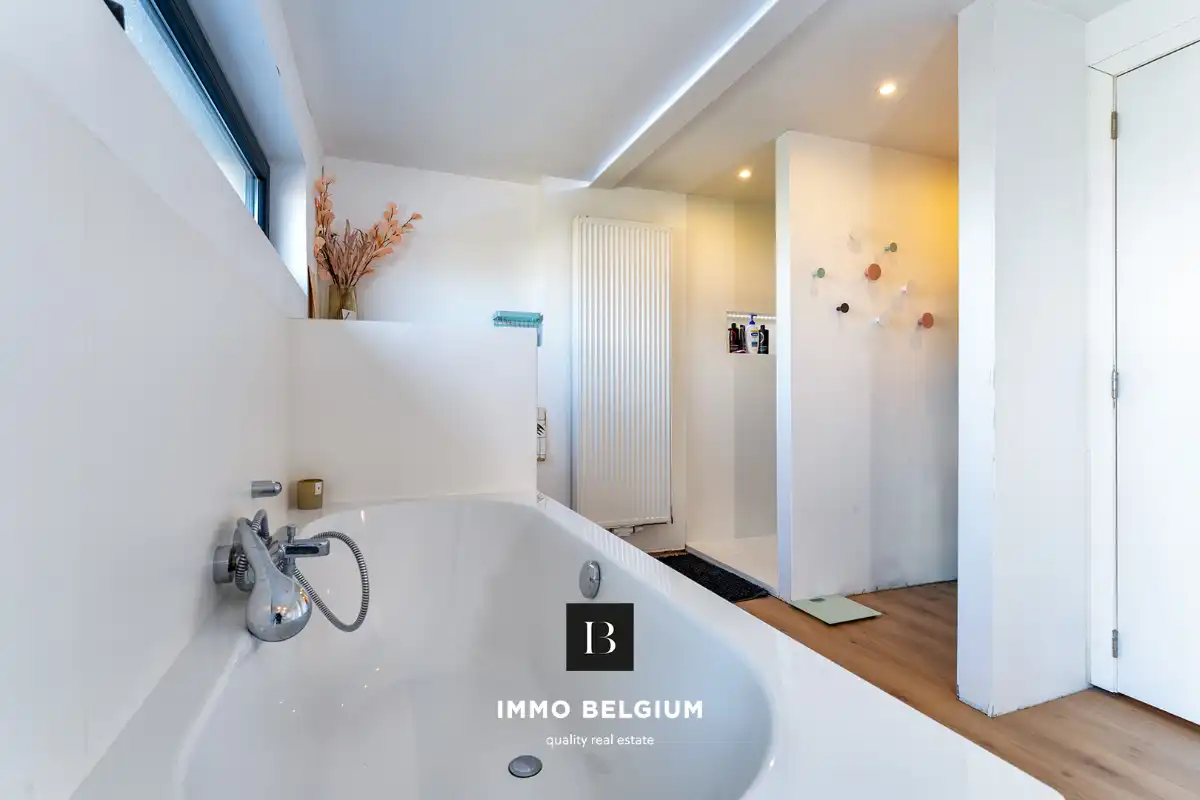 Ruime gerenoveerde woning met 4 slaapkamers in het centrum foto 20