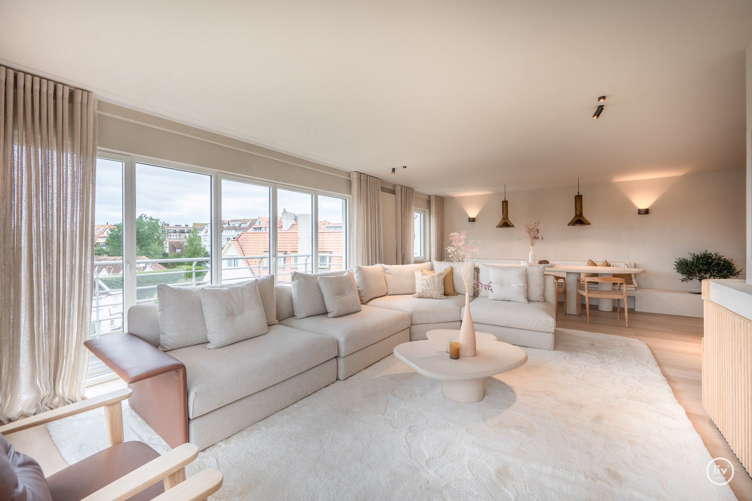 Luxueus gerenoveerd en tevens zuidgericht hoekappartement in een villa residentie te Kustlaan gelegen op 50m van de zeedijk. Open zicht ! garage mogelijk in het foto 1