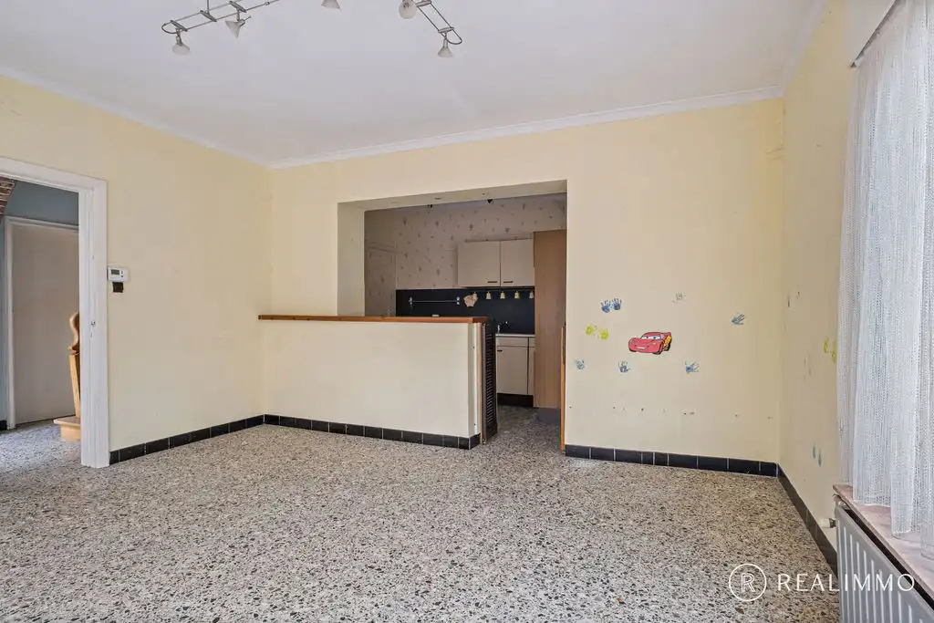 Ruime te renoveren woning met dubbele garage! foto 5