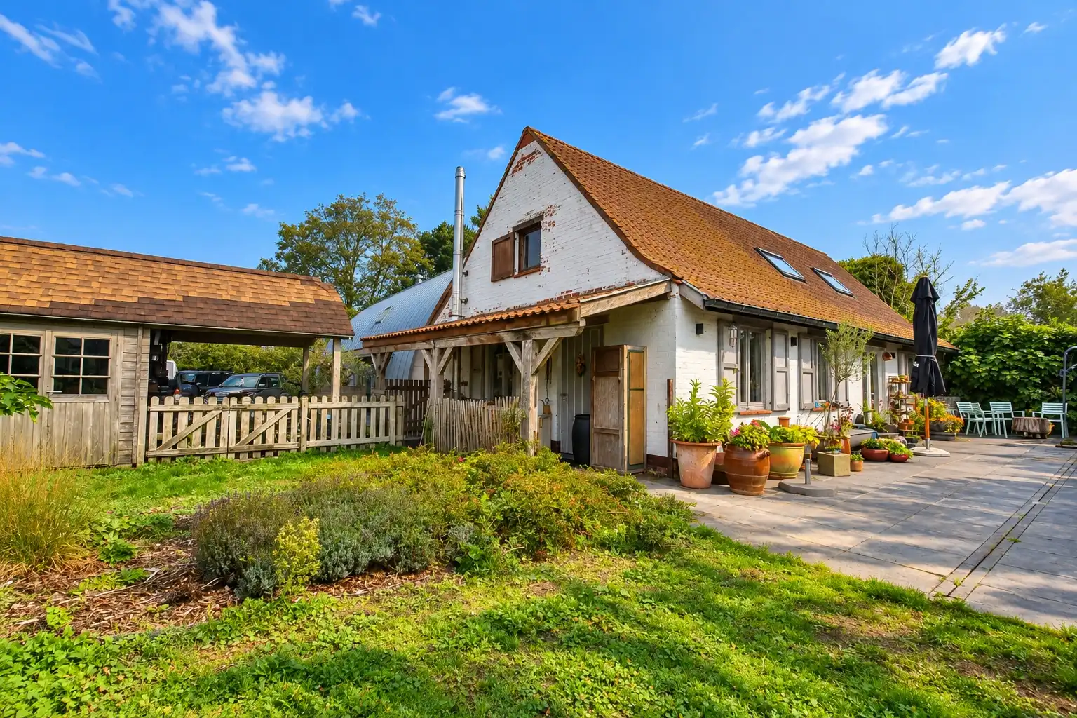 Karaktervolle woning in loftstijl met ruime loods op circa 1117 m² in Assebroek foto 11