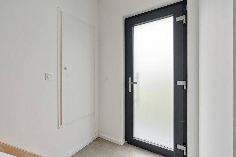 Totaal gerenoveerde woning, gelegen op 7are in een zeer rustige straat foto 4