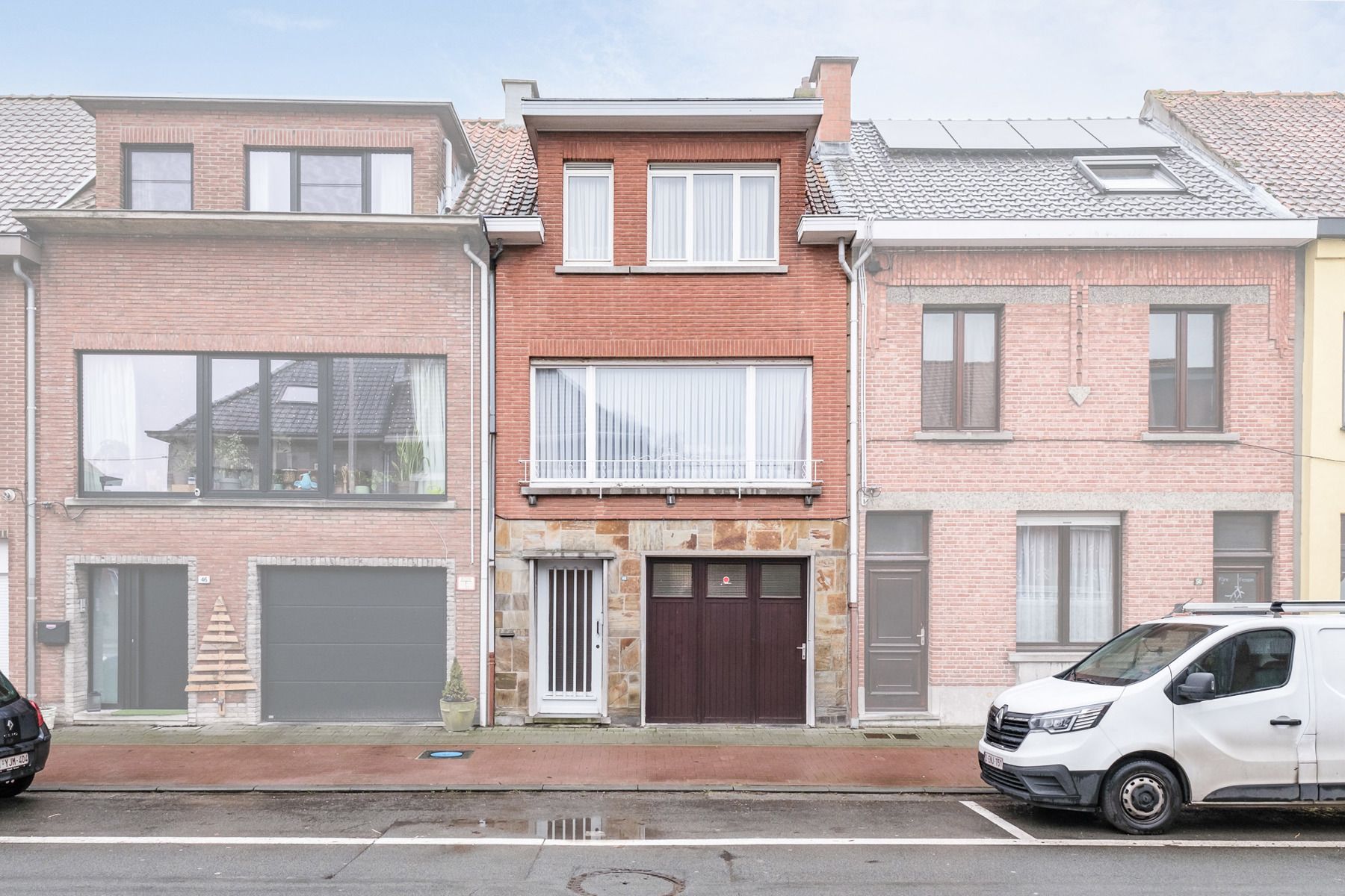 Hoofdfoto van de publicatie: Goed gelegen bel-étage woning.