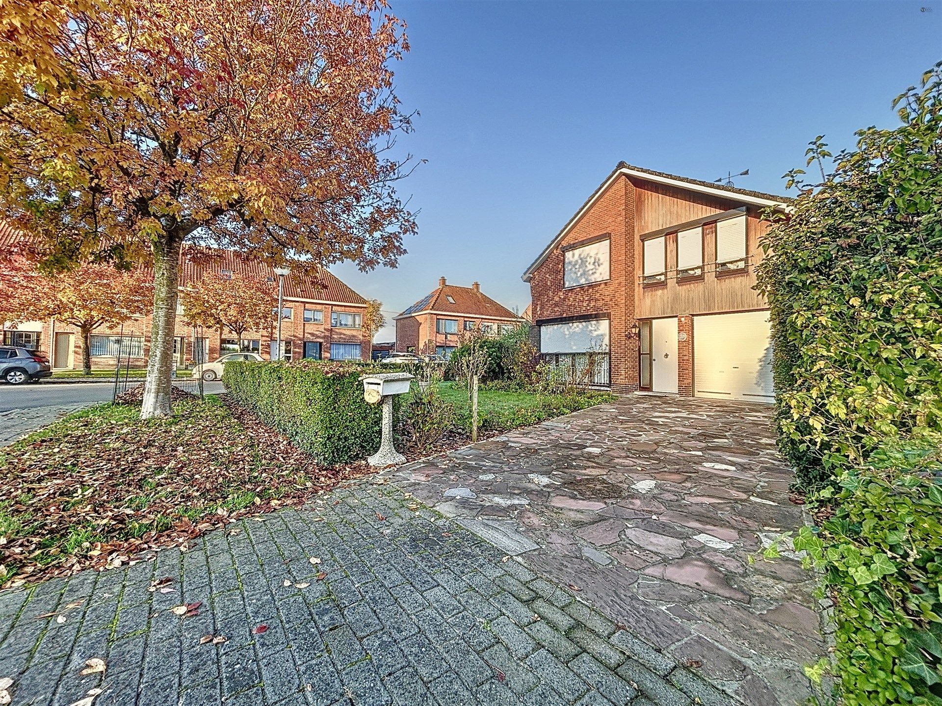 Hoofdfoto van de publicatie: Half open bebouwing met 3 slaapkamers en garage op perceel van 301m²