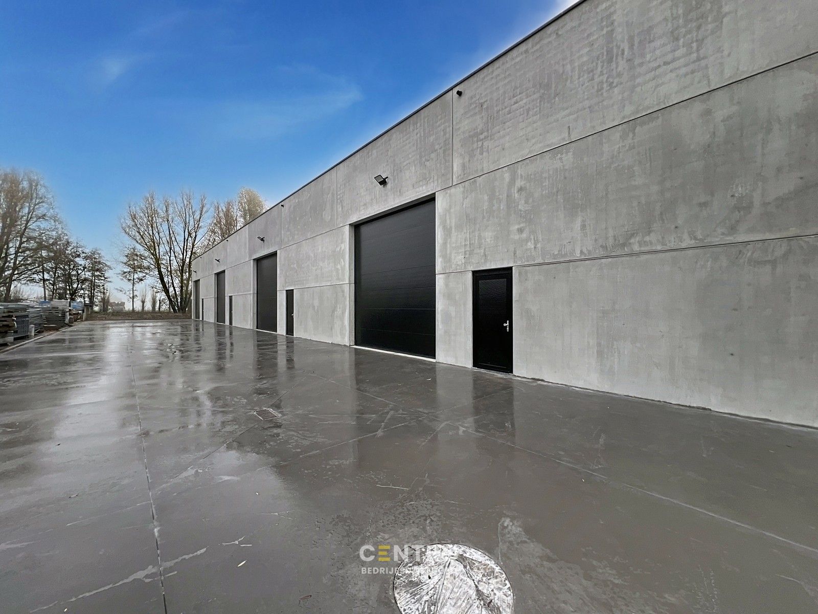 Instapklaar geïsoleerd nieuwbouw MAGAZIJN (± 960m²), vrije hoogte 7m, met 4 sectionale poorten. Op ambachtelijke zone te Oostrozebeke. foto 3
