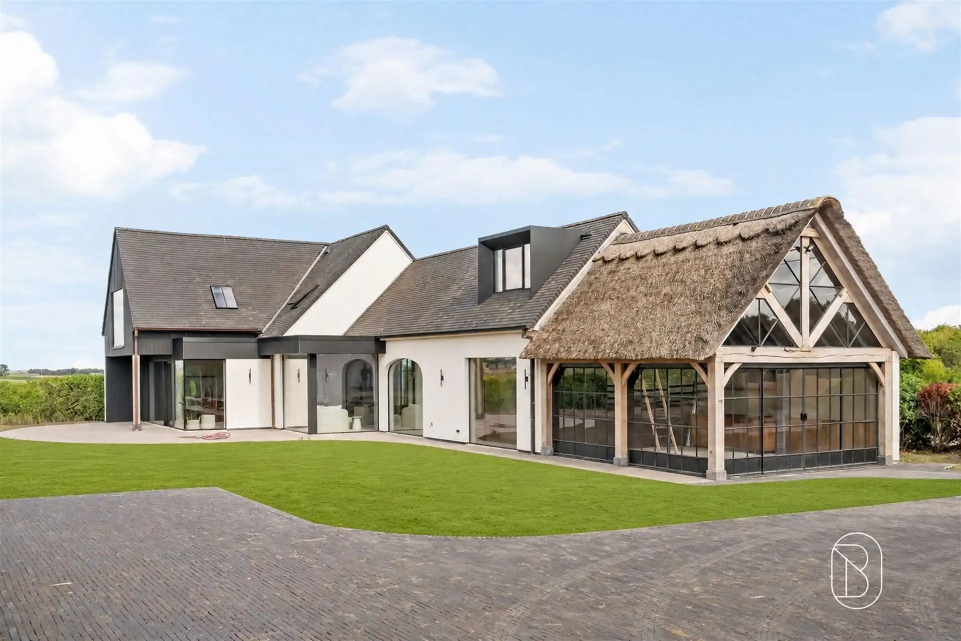 Prachtig gelegen klassewoning met paardenstallen.  foto 2