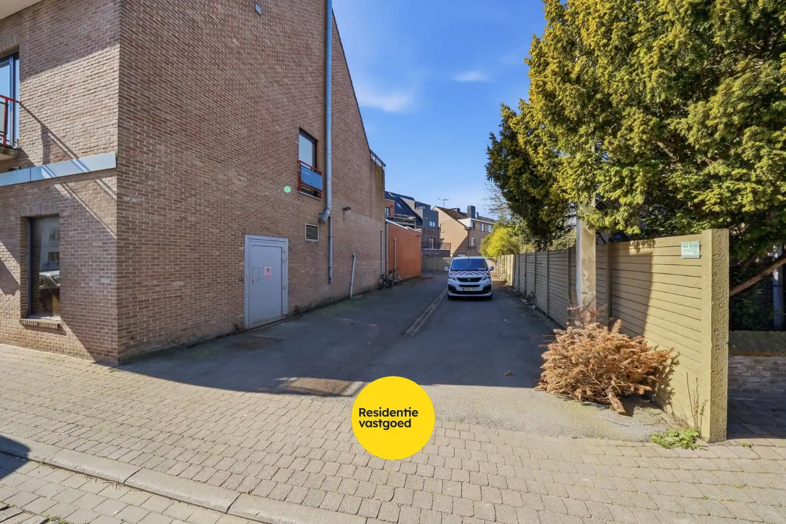 Te huur: Ruim handelspand met uitstekende visibiliteit in het centrum van Torhout foto 15