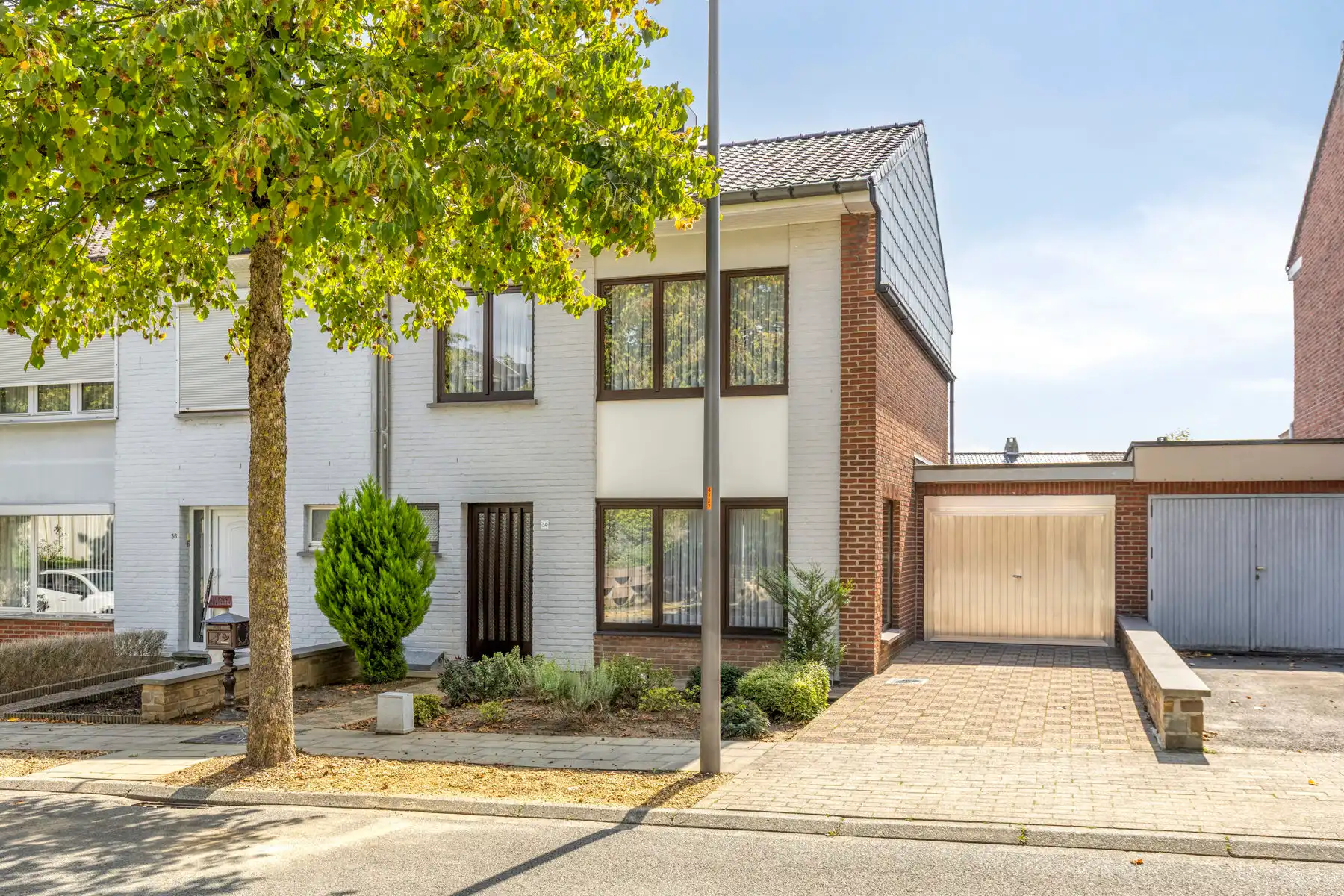 Hoofdfoto van de publicatie: COMFORTABELE WONING MET TUIN, GARAGE EN 2 STAANPLAATSEN IN HET CENTRUM VAN ASSE!