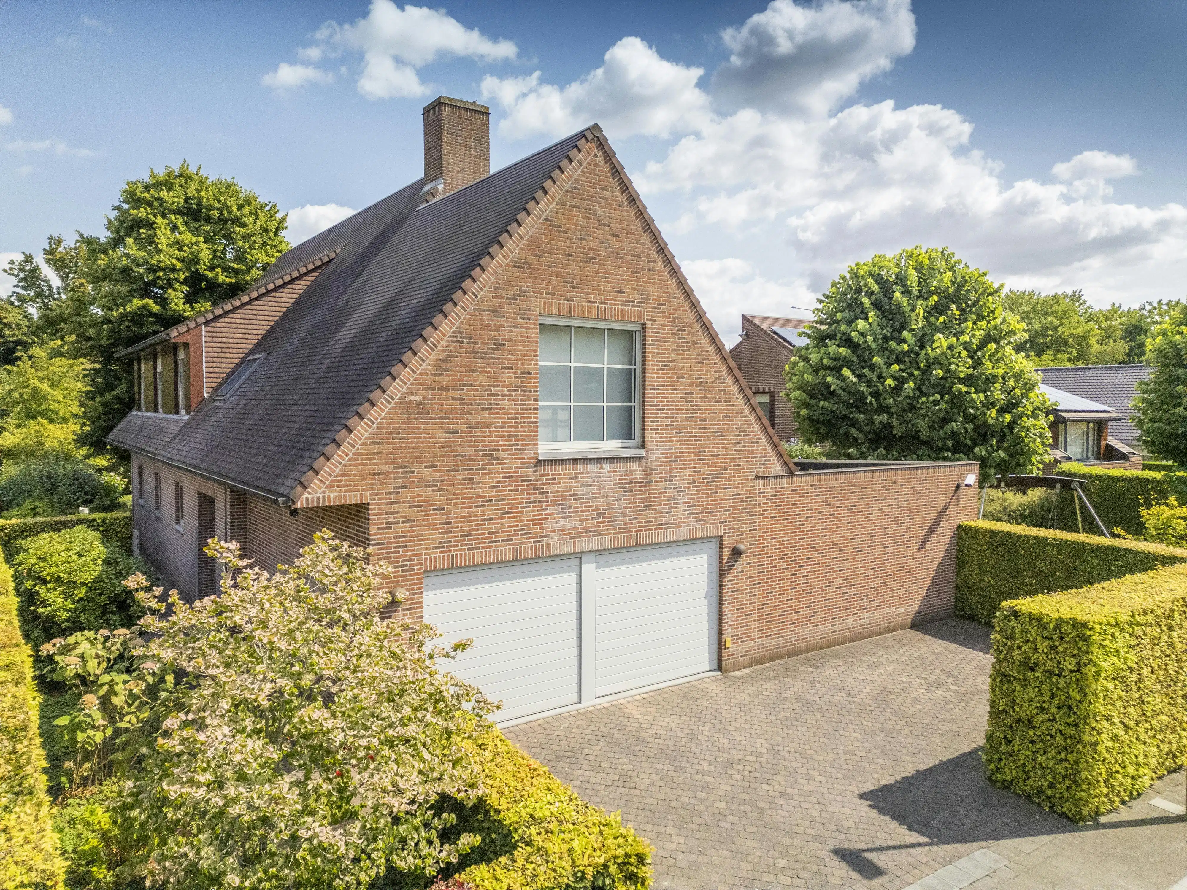 Unieke villa met binnenzwembad te koop op een toplocatie in Kortrijk!  foto {{pictureIndex}}