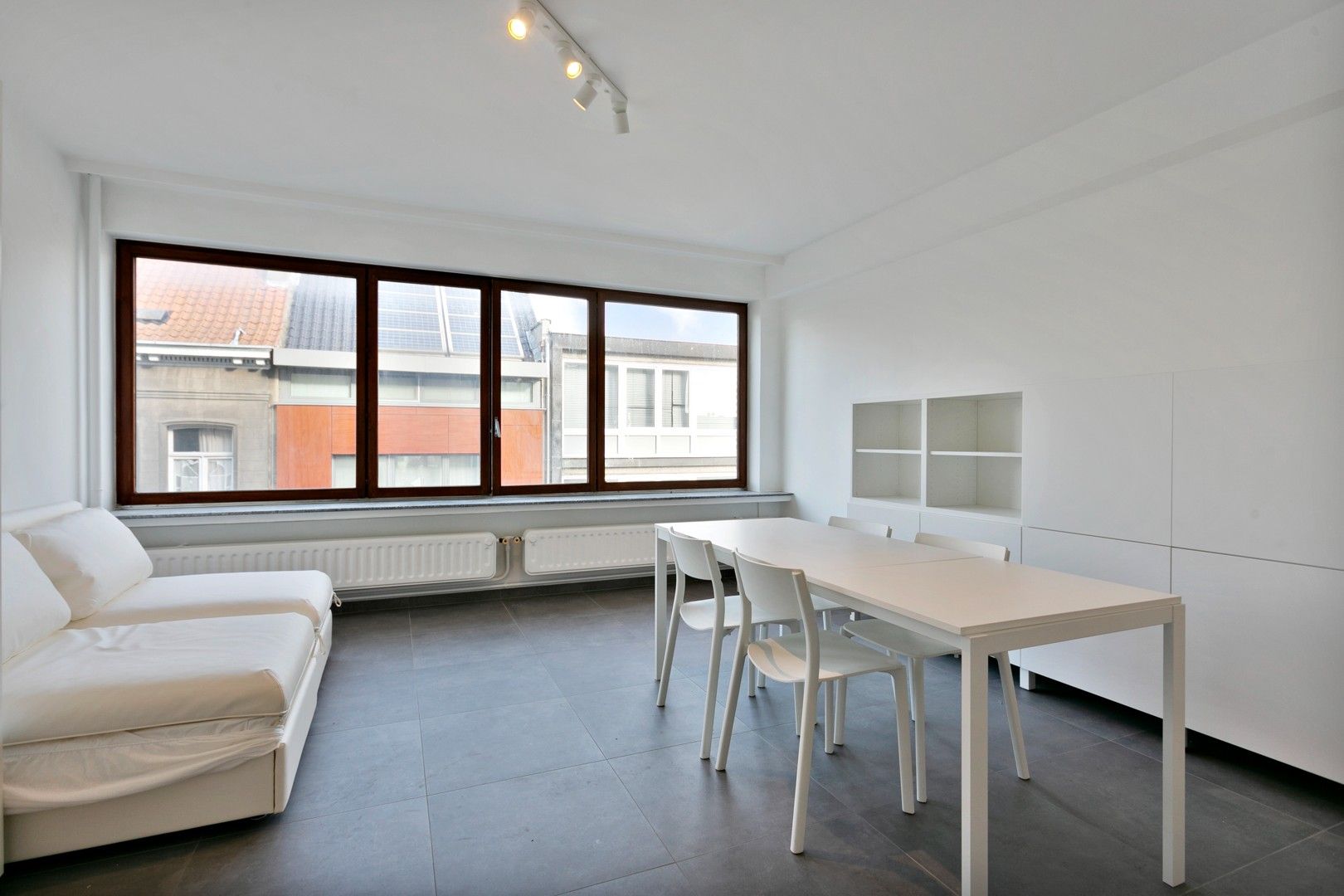 Gemeubelde studio te Berchem foto {{pictureIndex}}