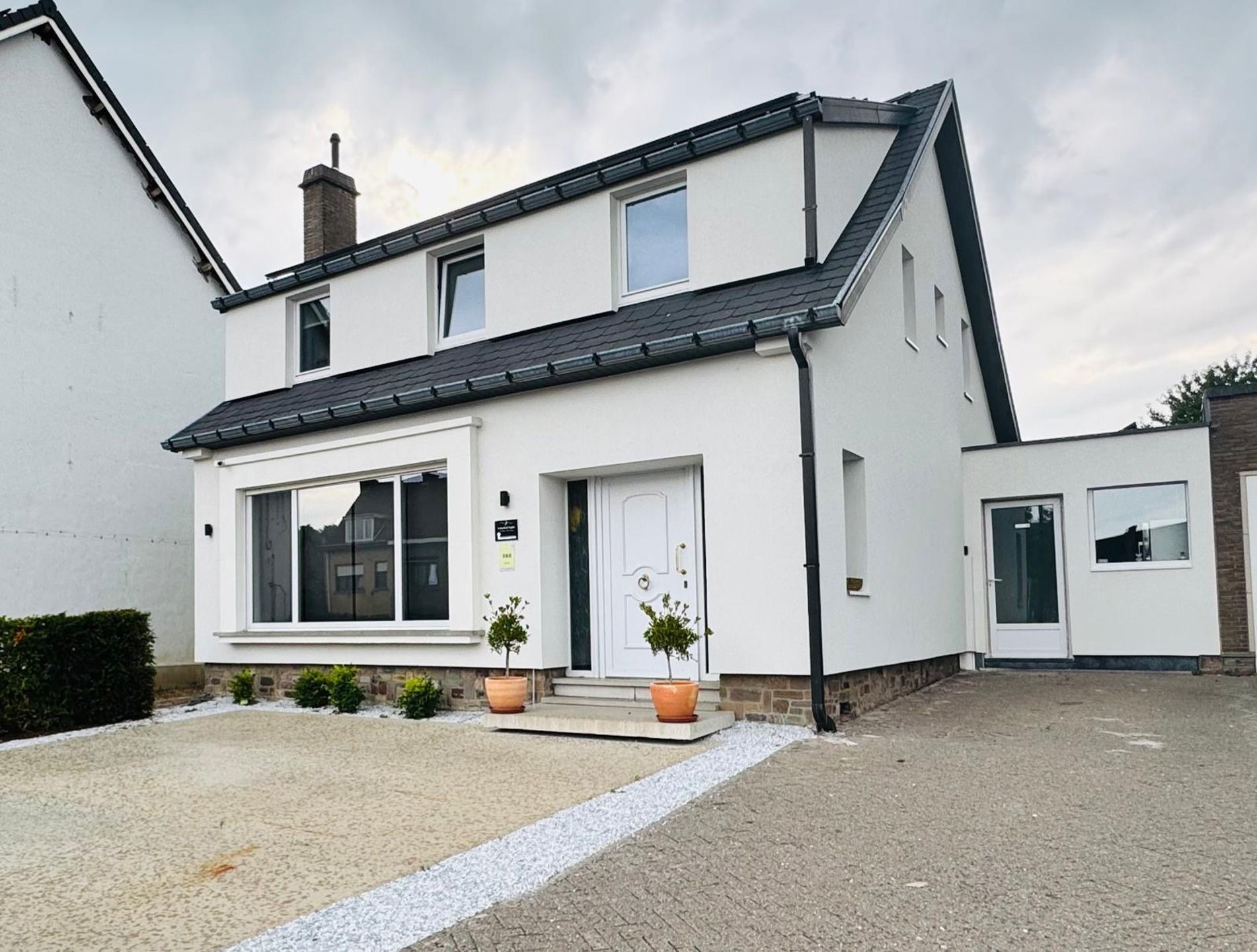 Instapklare woning met polyvalent bijgebouw foto {{pictureIndex}}