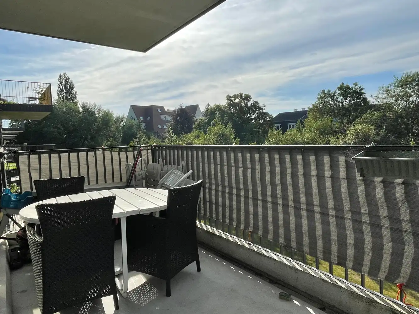 Eénslaapkamerappartement op een derde verdieping mét parkeerplaats en ruim terras (10m2) met zicht op natuur. foto 2