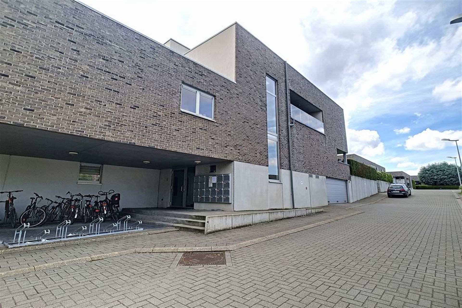 Moderne duplex met terras en parkeerplaats foto {{pictureIndex}}