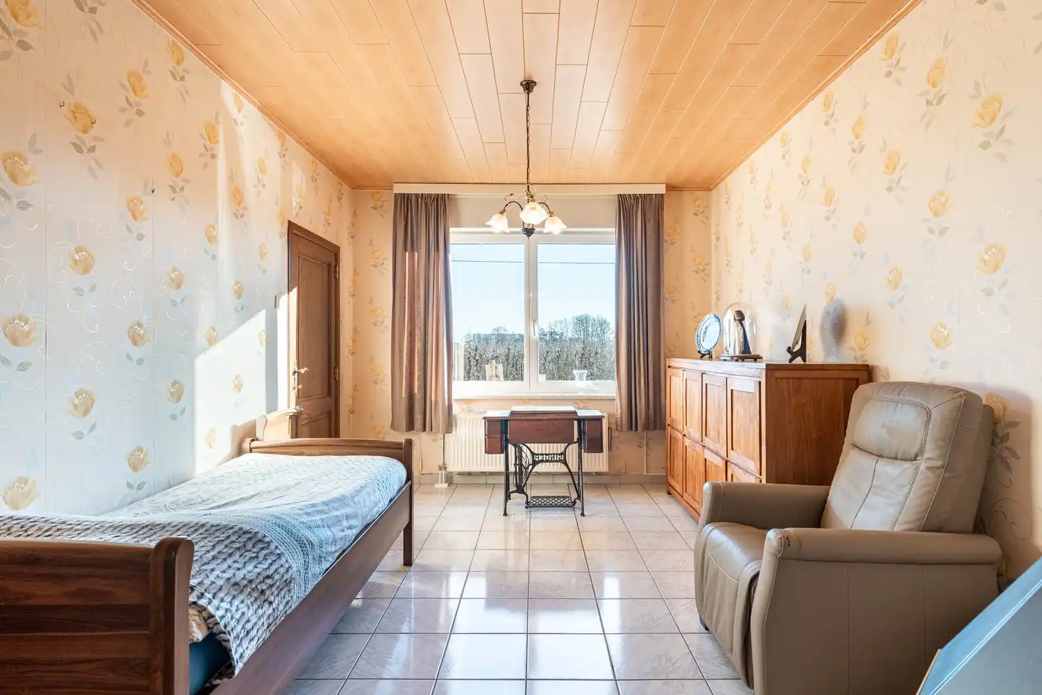 Rustig gelegen halfopen woning met 3 slaapkamers, garage en west gerichte tuin in Sint-Truiden foto 4