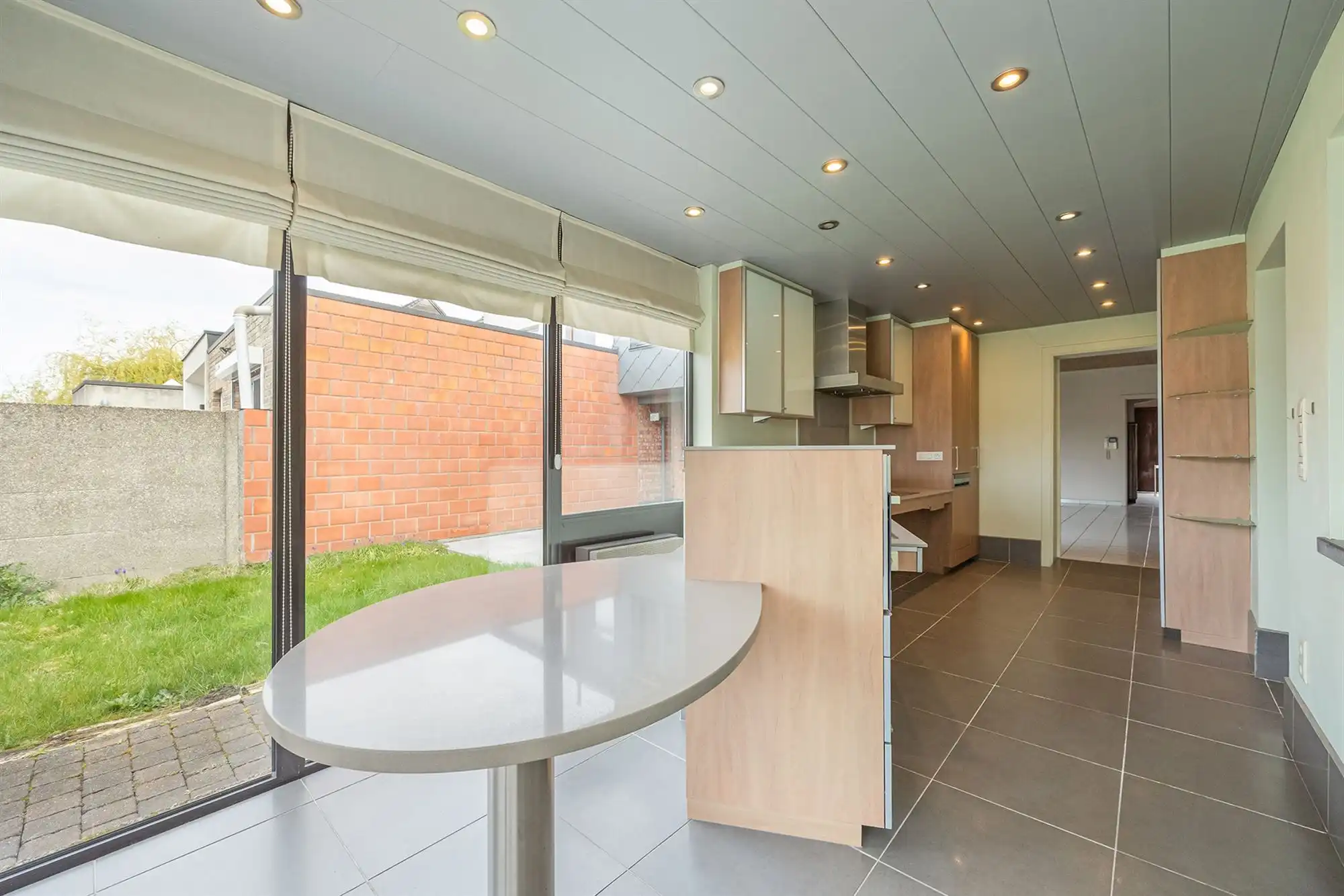 Gezinswoning met drie slaapkamers, garage en tuin foto 9