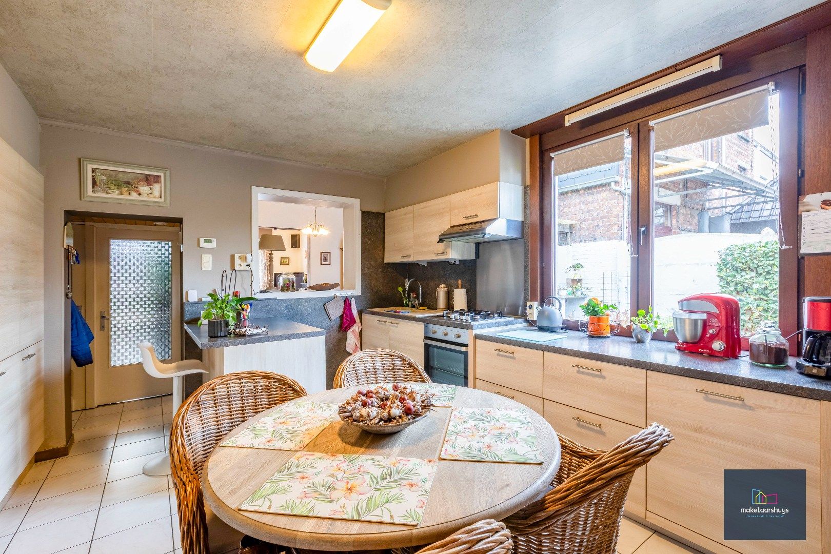 Verzorgde halfopen bebouwing met grote tuin en carport  foto 7