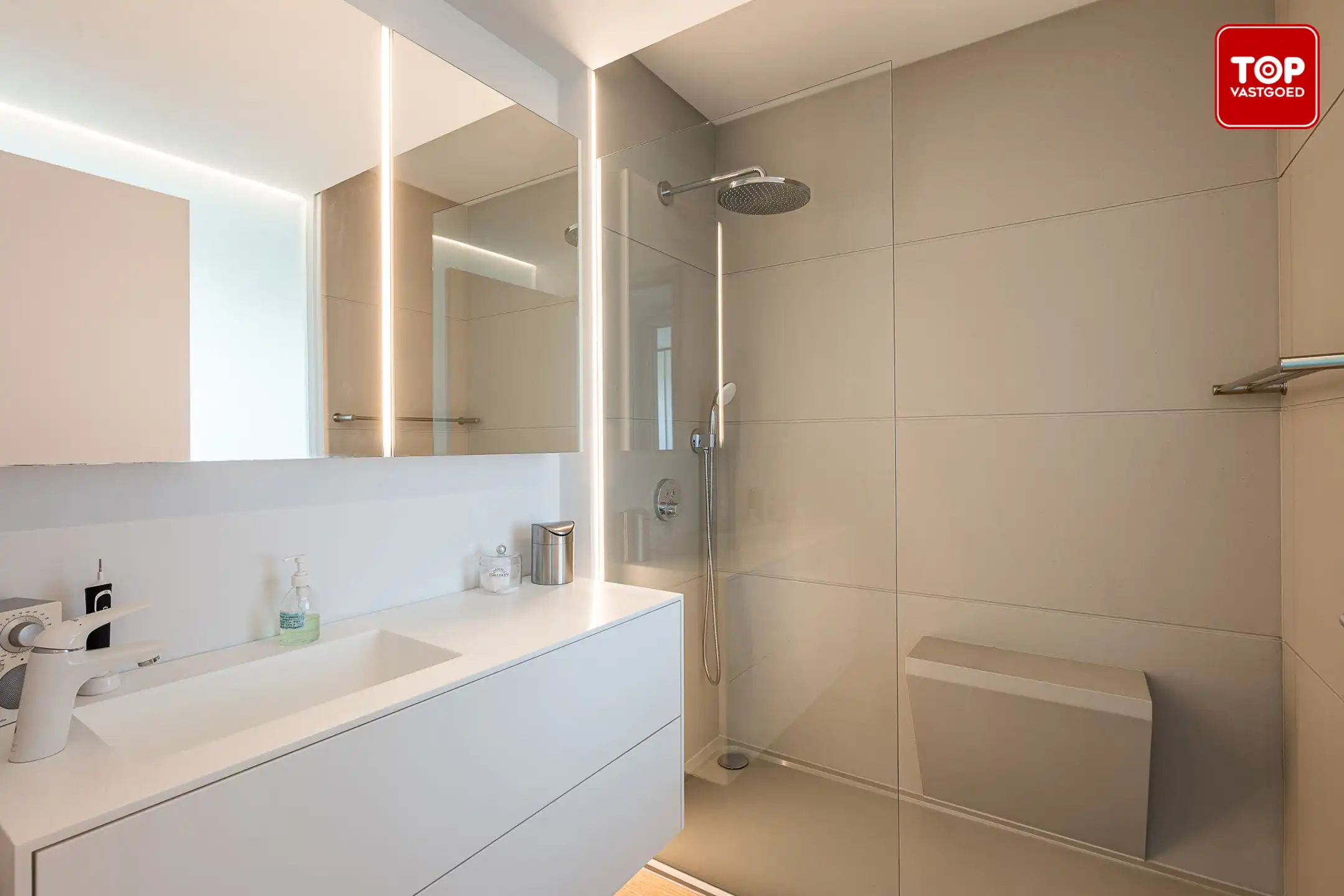 Hoogwaardig afgewerkte penthouse met 45m² terras. 2 slaapkamers, garage en staanplaats!  foto 19