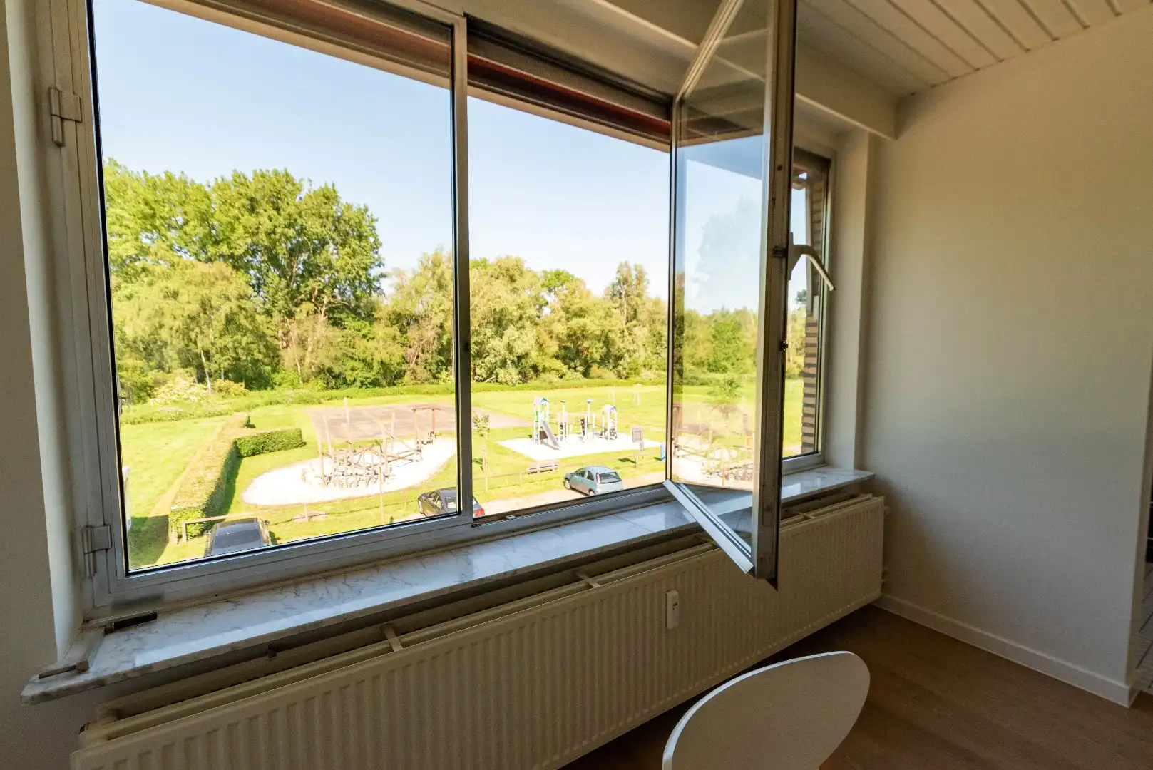 Appartement met 2 slpk., garage en rustgevend groen uitzicht foto 3