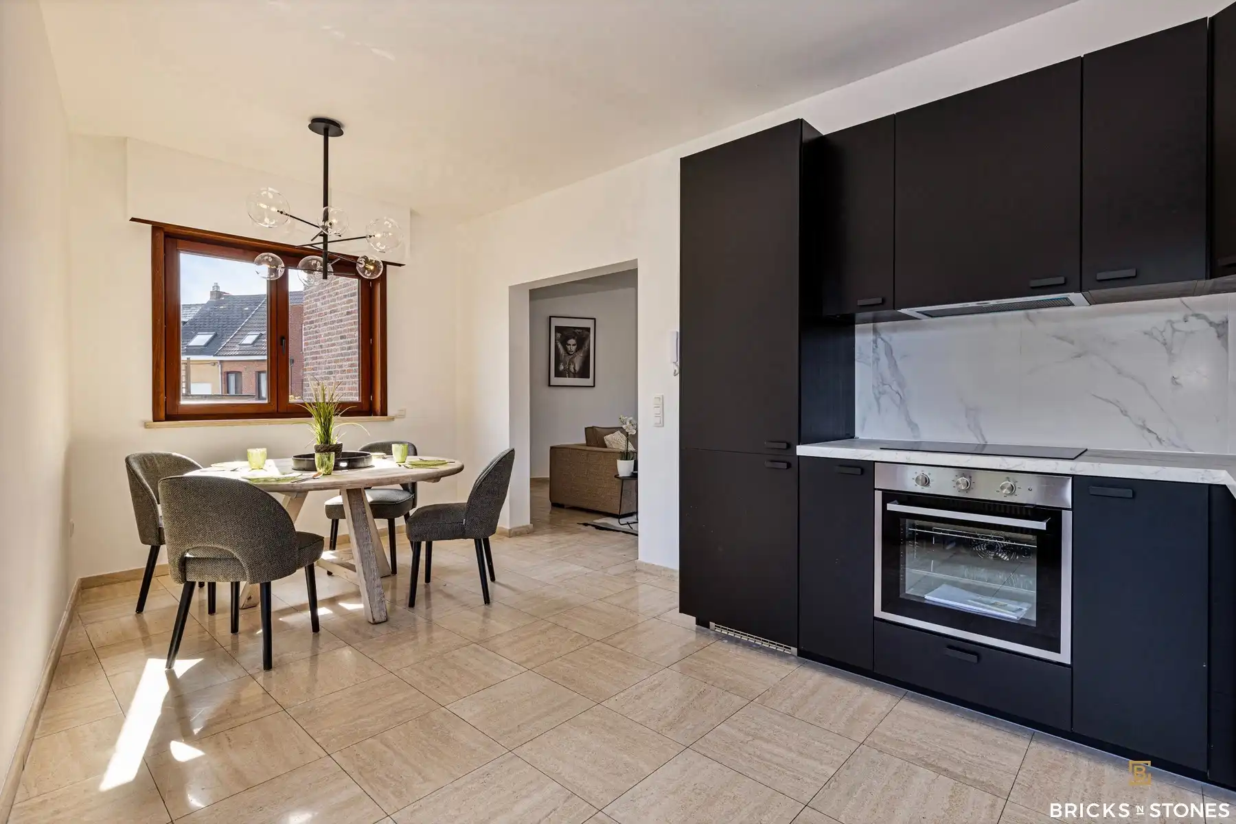 Zeer ruime halfopen bebouwing met praktrijkruimte en prachtige tuin foto 4