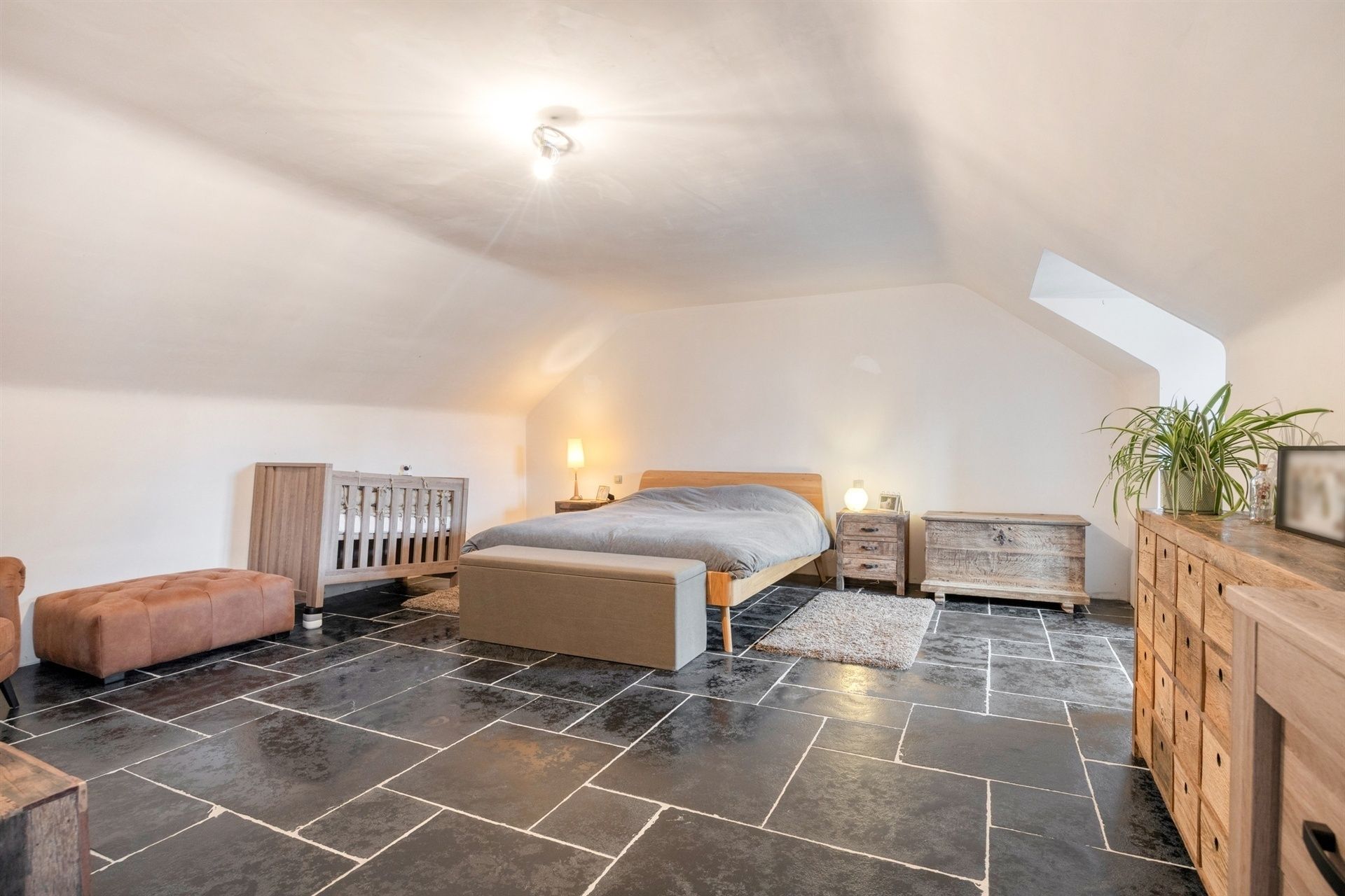 Volledige gerenoveerde woning met loods foto 24