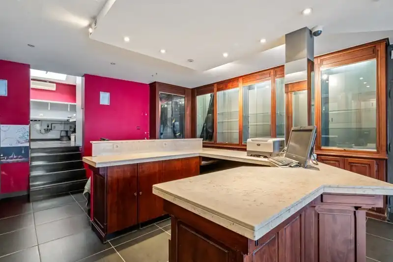 Uitstekend gelegen handelspand met woonst in Eernegem foto 8