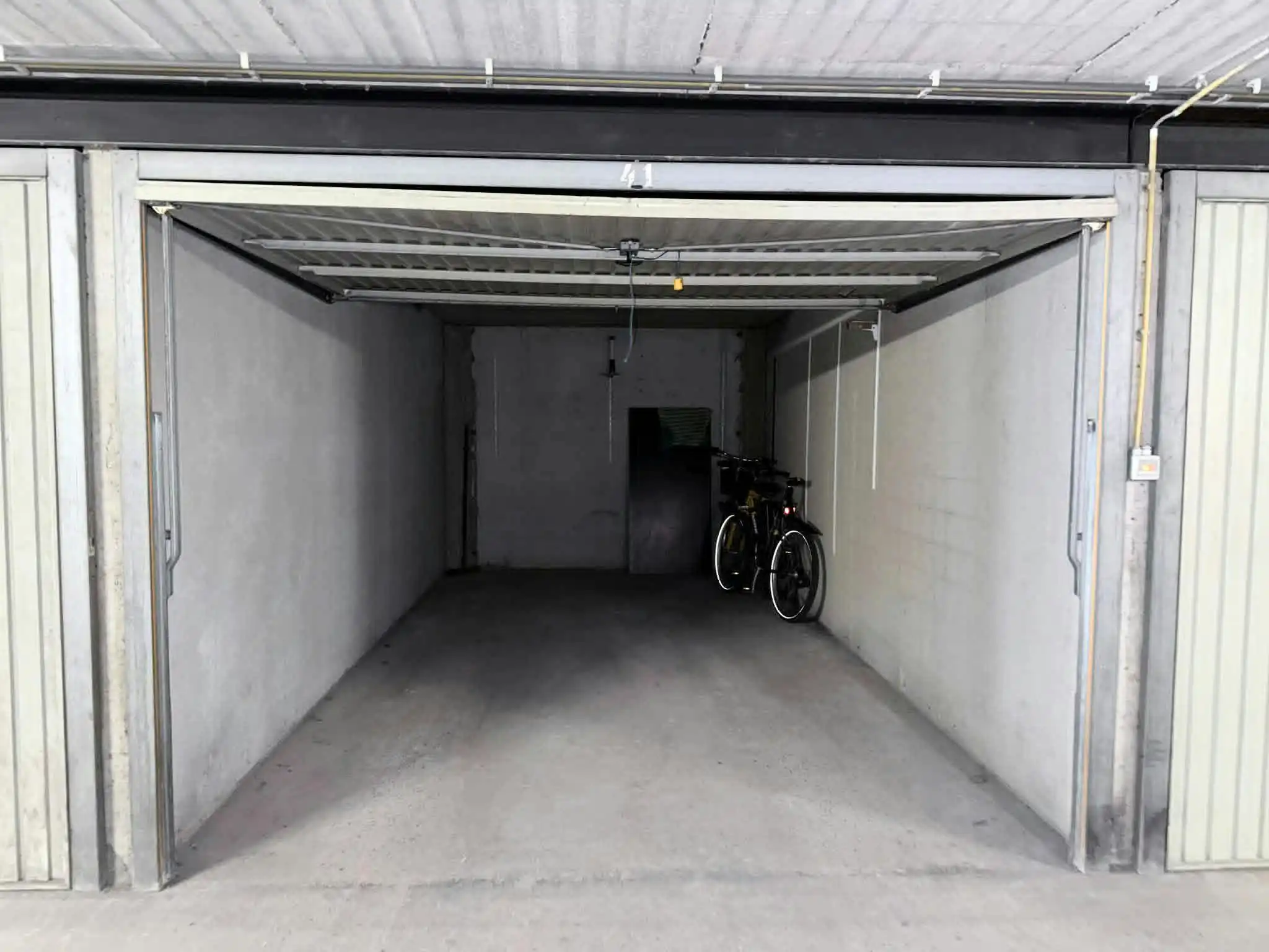 Goedgelegen garagebox vlakbij de Zeedijk te Westende! foto 3