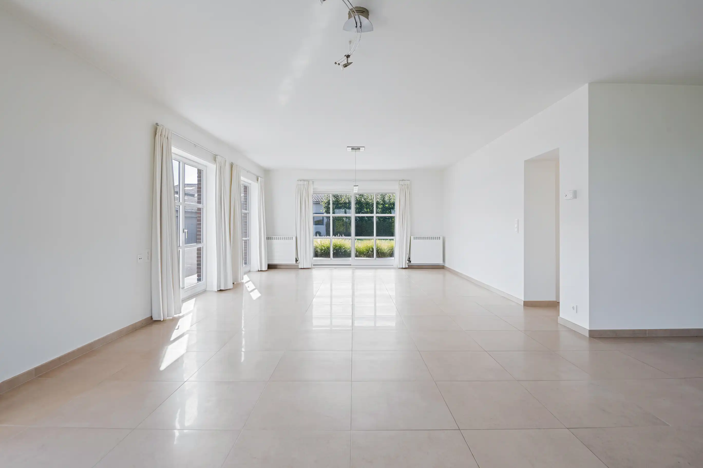 Tijdloze landbouwwoning met drie loodsen foto 7