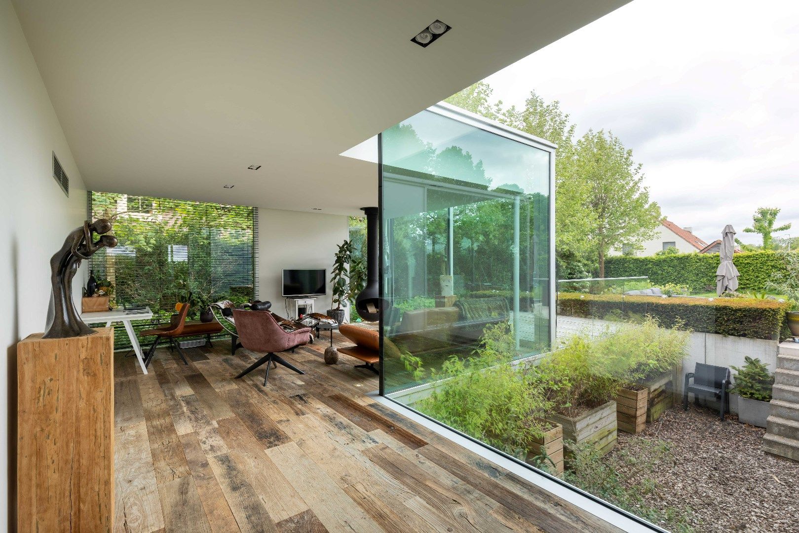 Recente en uitgebouwde villa met vijf kamers en/of praktijkruimte omgeven door het groen tussen Brugge en Oostkamp! foto 10