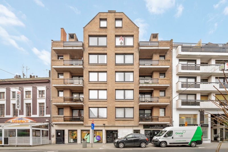 Roeselare-stadskern. Ruim verzorgd appartement van 118m3 met 3 slaapkamers, 2 terrassen, 3de verdieping. Uiterst ruim met zicht op de Grote Markt. TOPPER ! foto 15