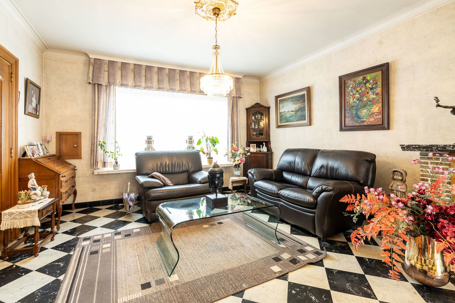 Halfopen gezinswoning met licht, structuur en potentieel foto 10